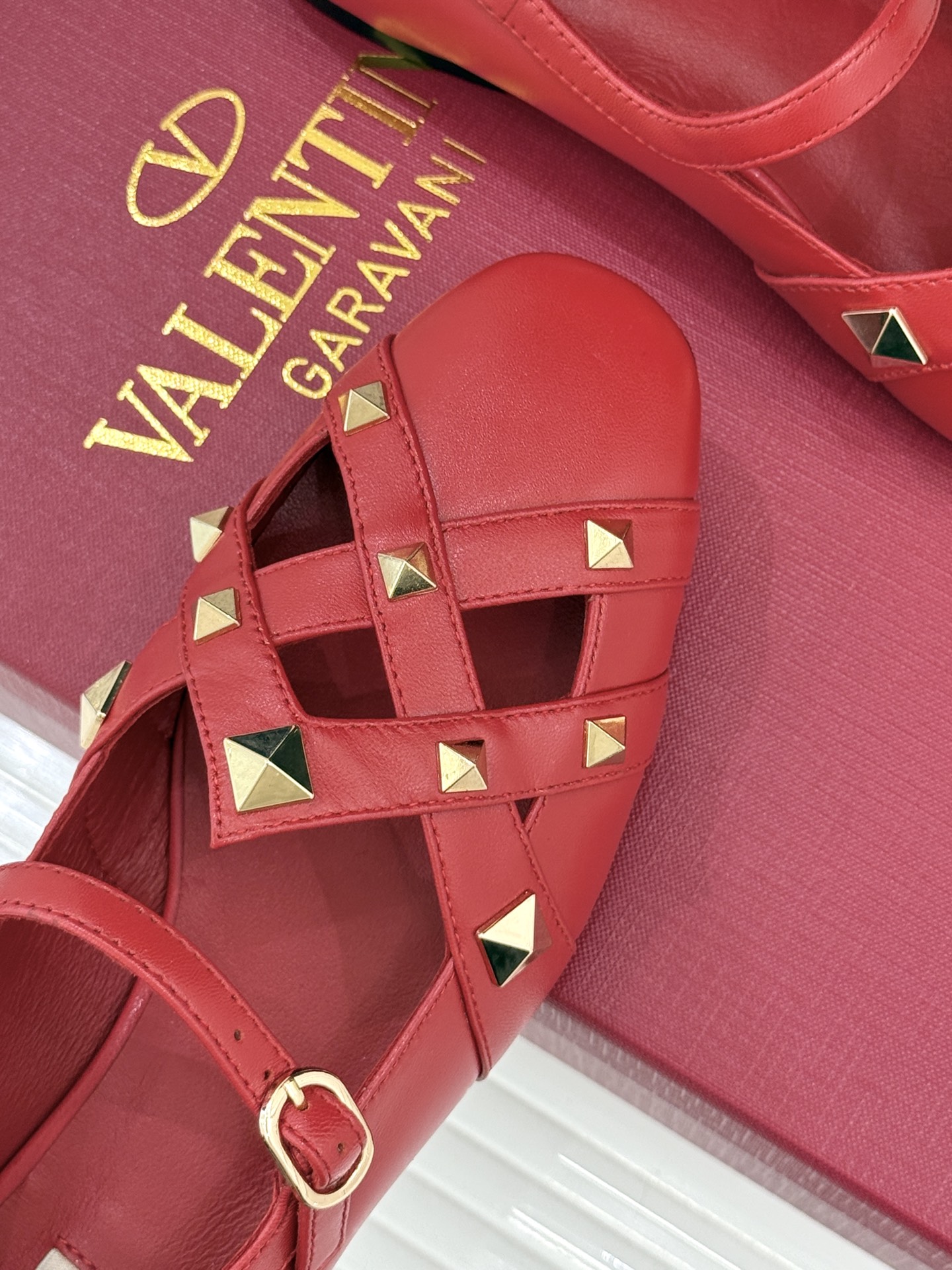 Valentino/华伦天奴26WF早春新品铆钉玛丽珍鞋当百年V家复古基因邂逅标志性铆钉这双玛丽珍鞋重构