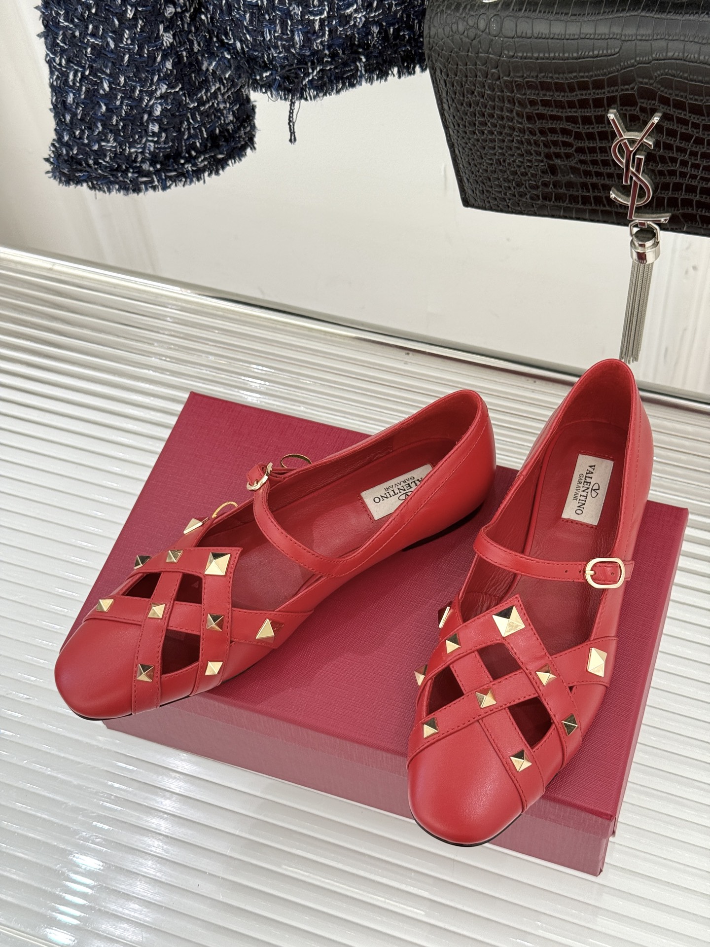 Valentino/华伦天奴26WF早春新品铆钉玛丽珍鞋当百年V家复古基因邂逅标志性铆钉这双玛丽珍鞋重构