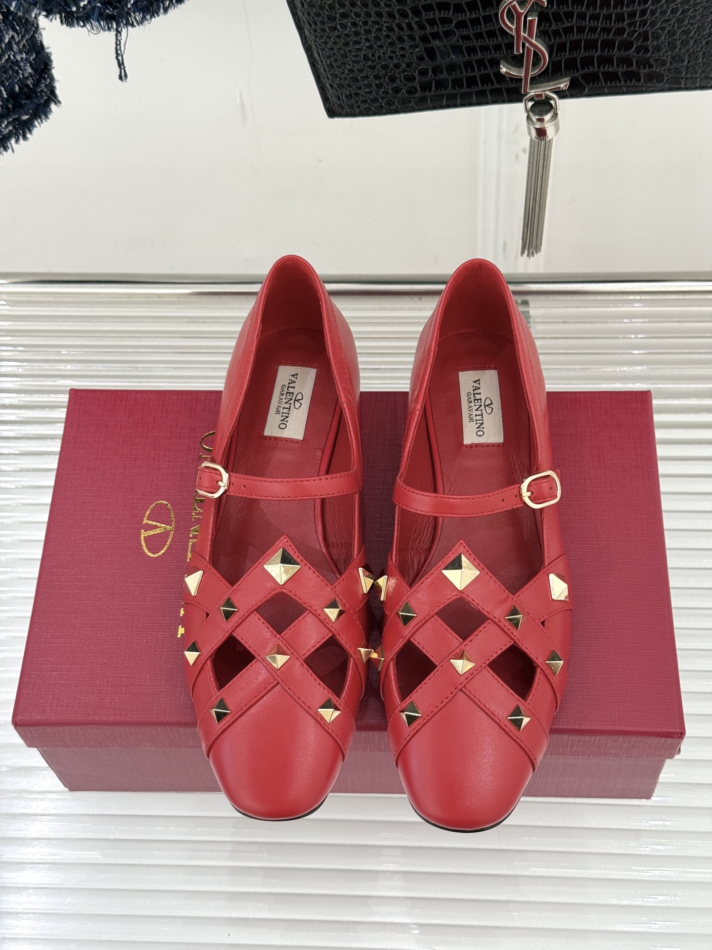 Valentino/华伦天奴26WF早春新品铆钉玛丽珍鞋当百年V家复古基因邂逅标志性铆钉这双玛丽珍鞋重构