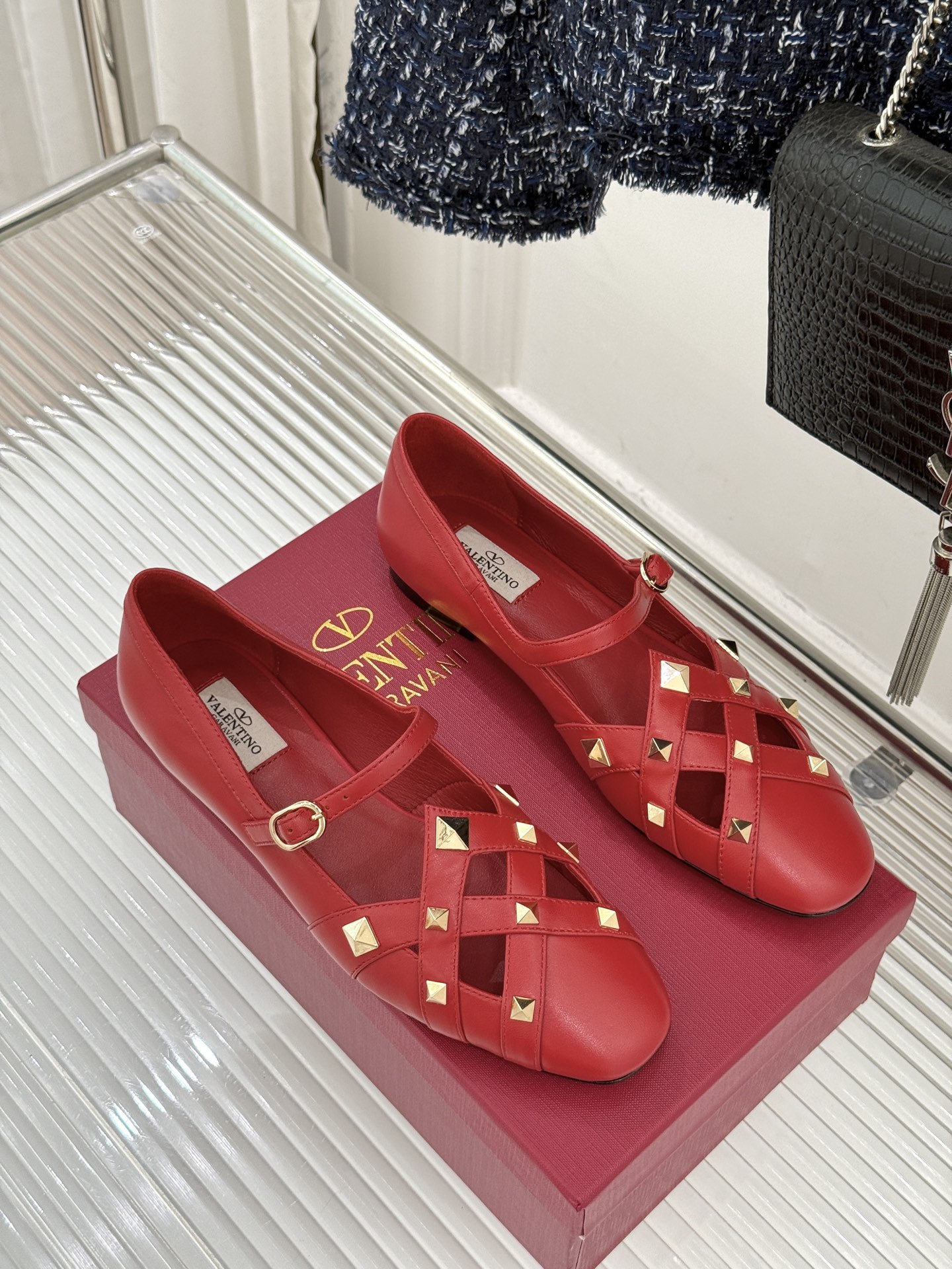 Valentino/华伦天奴26WF早春新品铆钉玛丽珍鞋当百年V家复古基因邂逅标志性铆钉这双玛丽珍鞋重构