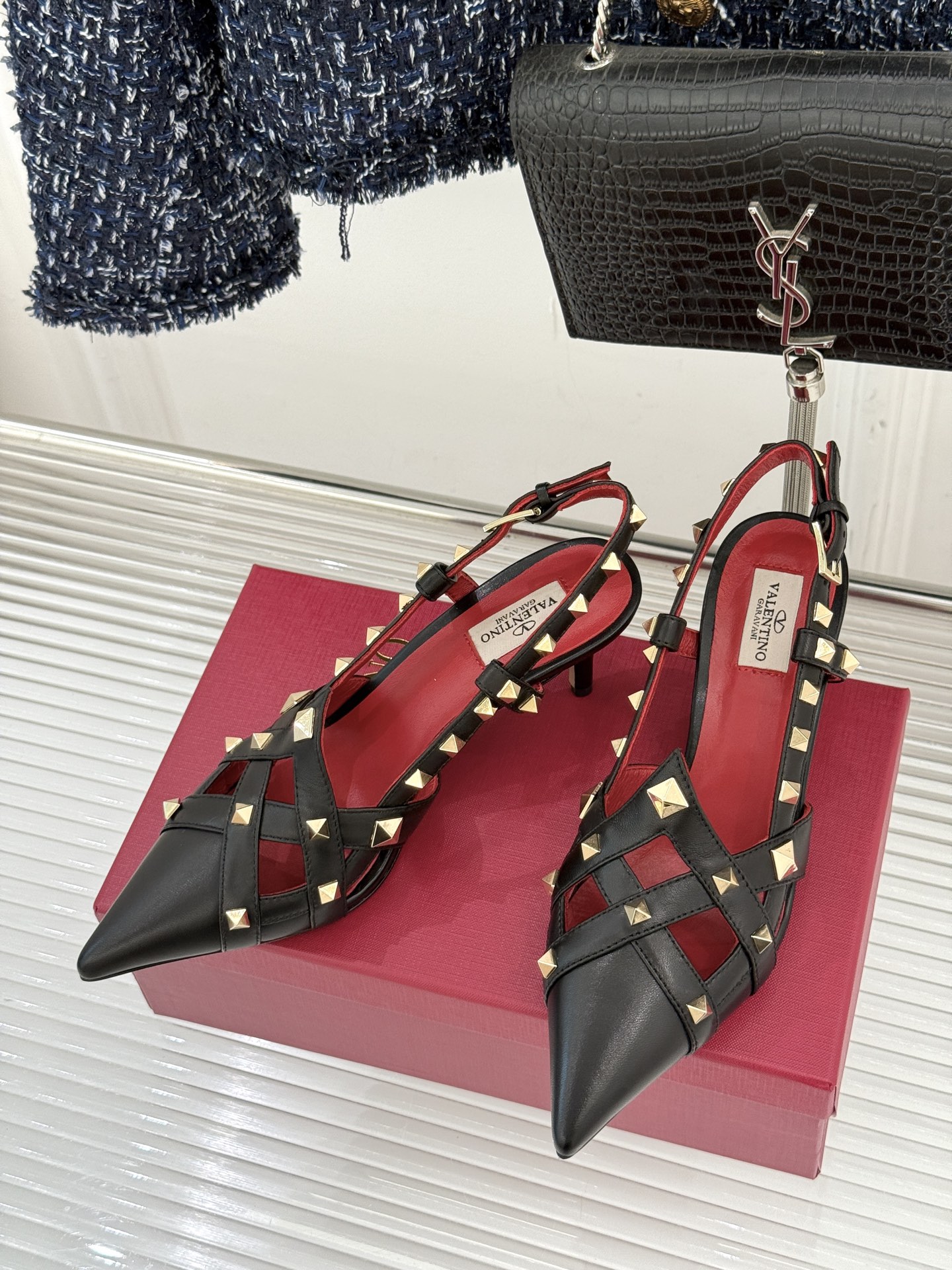 Valentino/华伦天奴26WF早春新品铆钉尖头高跟凉鞋当秀场的萤火之光邂逅标志性铆钉这双高跟凉鞋以