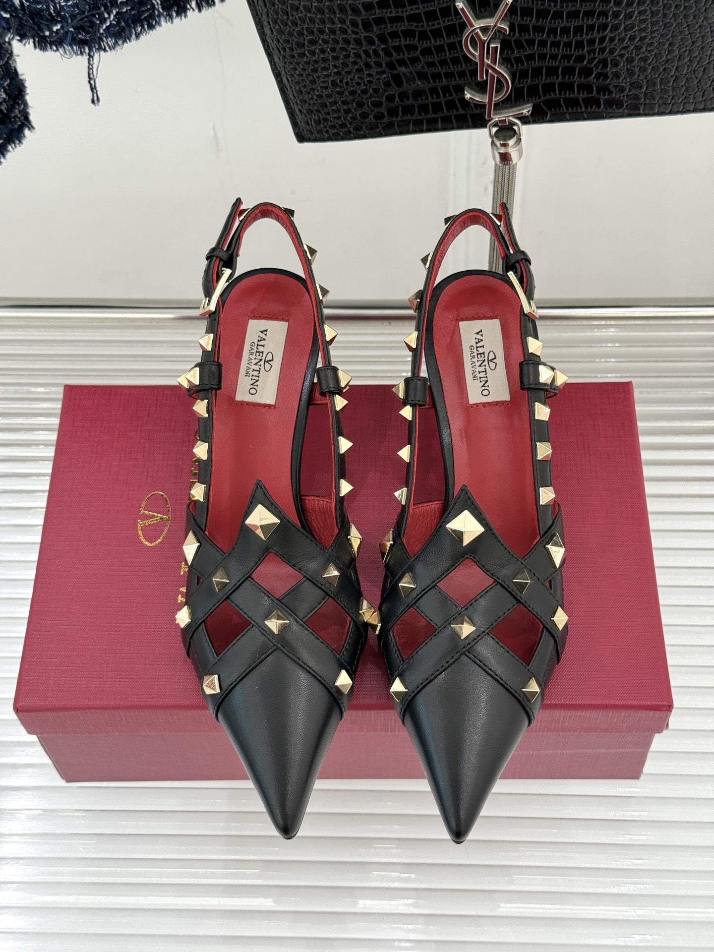 Valentino/华伦天奴26WF早春新品铆钉尖头高跟凉鞋当秀场的萤火之光邂逅标志性铆钉这双高跟凉鞋以