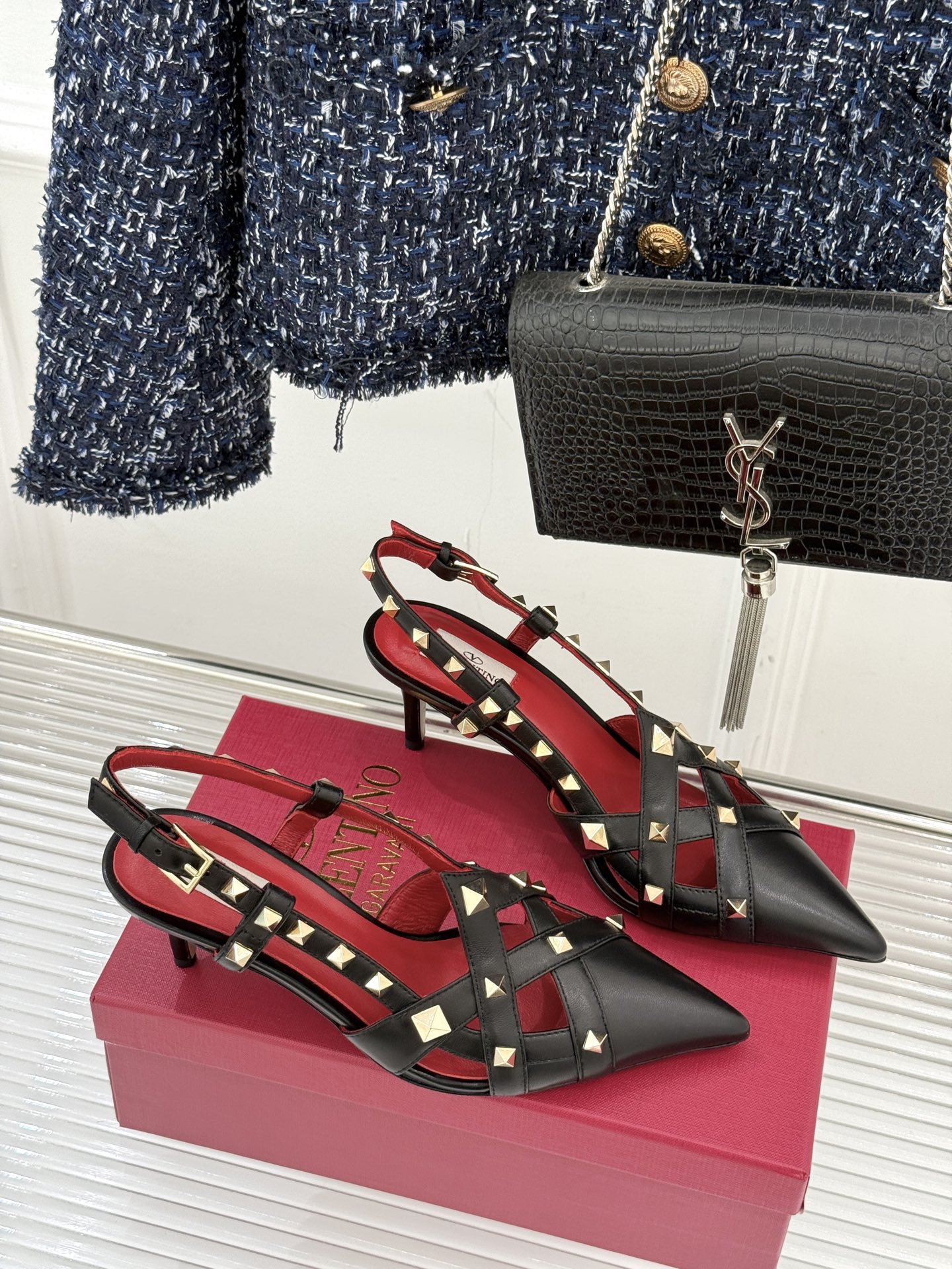 Valentino/华伦天奴26WF早春新品铆钉尖头高跟凉鞋当秀场的萤火之光邂逅标志性铆钉这双高跟凉鞋以