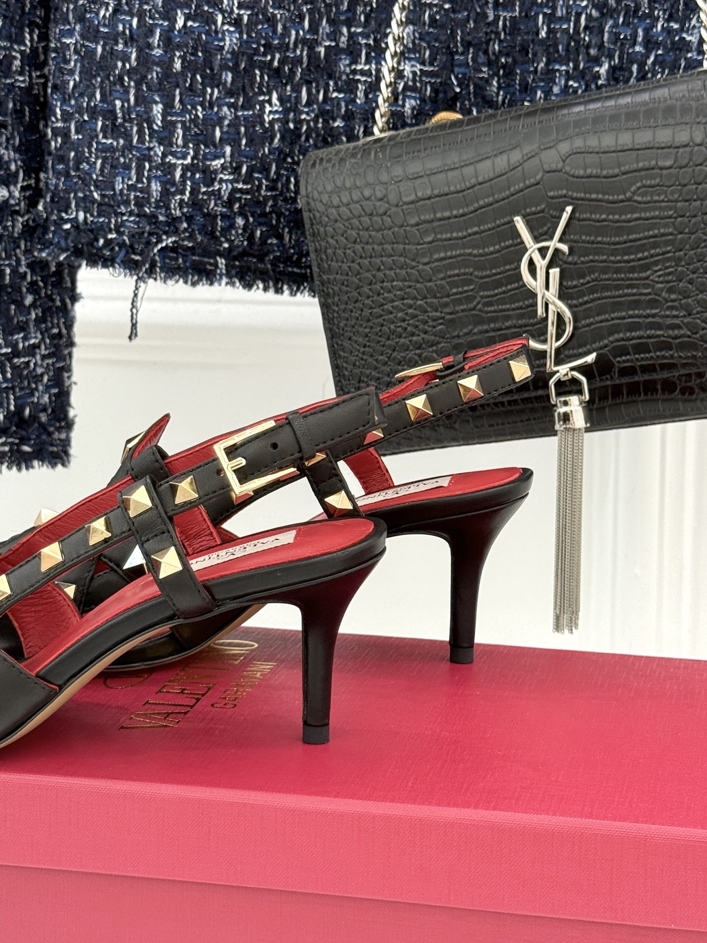 Valentino/华伦天奴26WF早春新品铆钉尖头高跟凉鞋当秀场的萤火之光邂逅标志性铆钉这双高跟凉鞋以