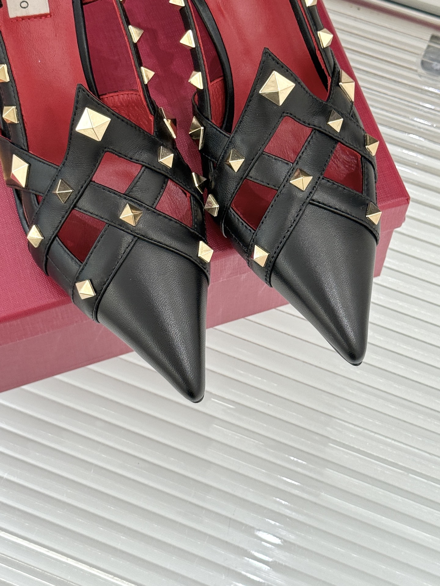 Valentino/华伦天奴26WF早春新品铆钉尖头高跟凉鞋当秀场的萤火之光邂逅标志性铆钉这双高跟凉鞋以