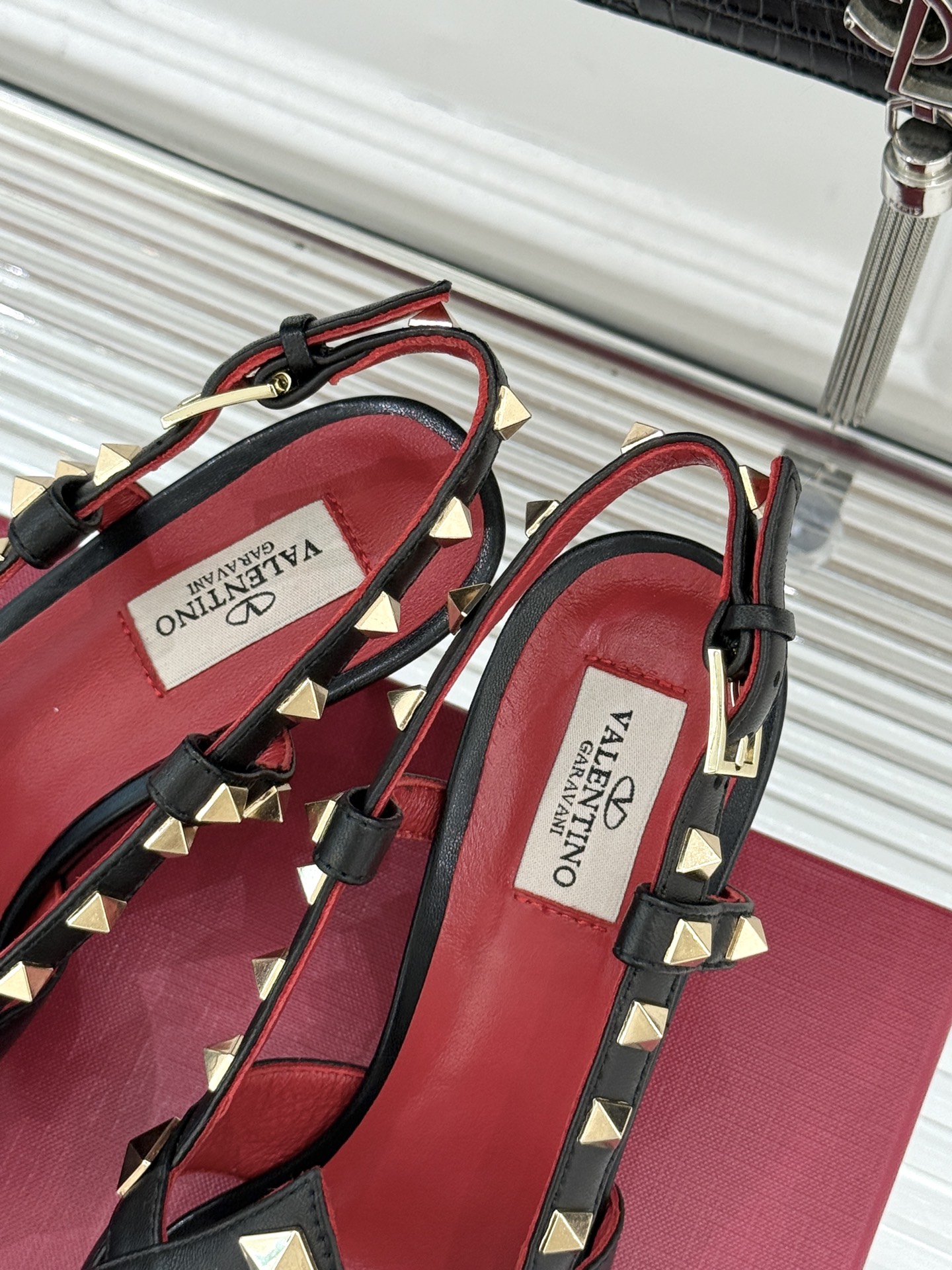 Valentino/华伦天奴26WF早春新品铆钉尖头高跟凉鞋当秀场的萤火之光邂逅标志性铆钉这双高跟凉鞋以
