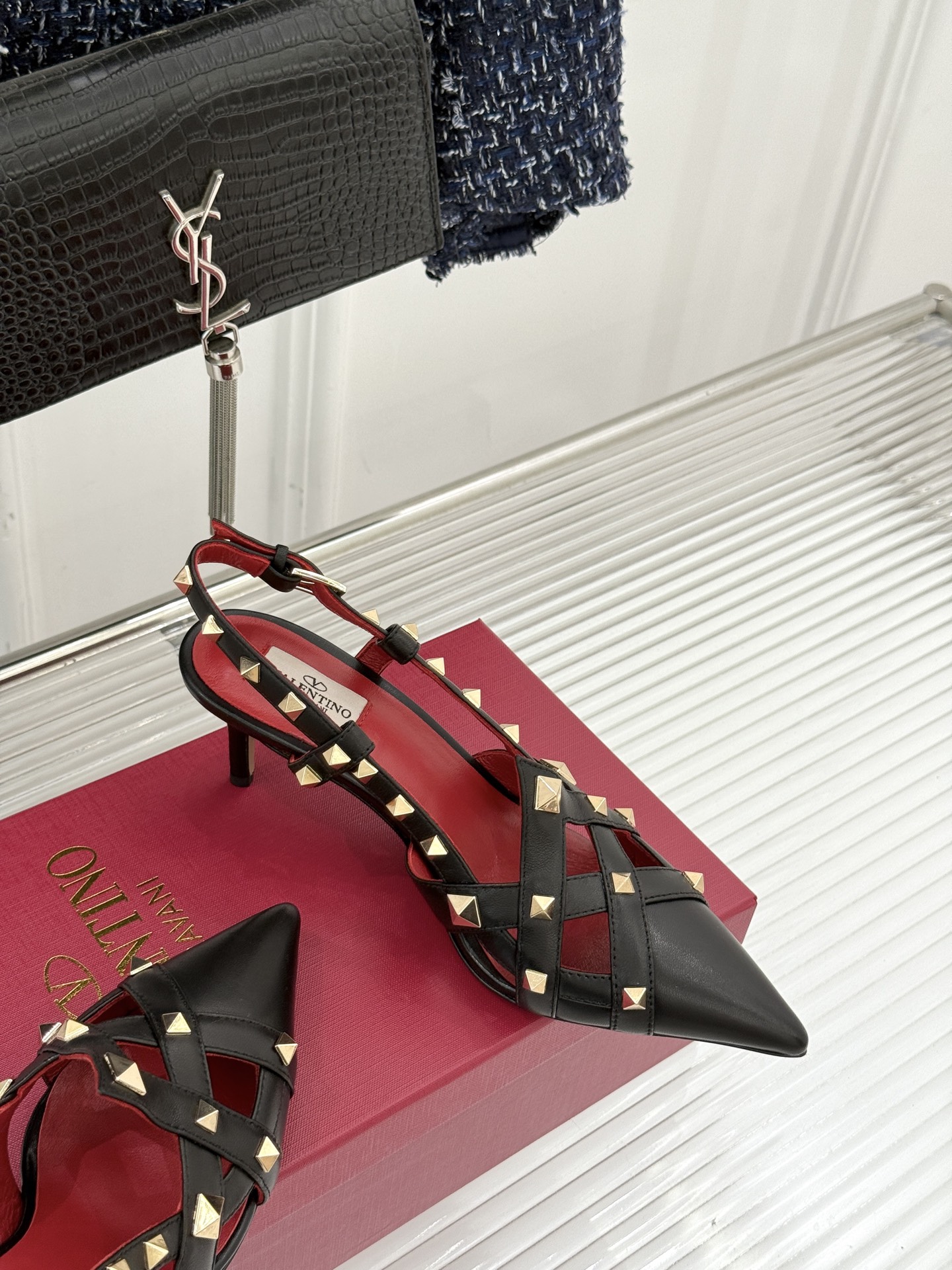 Valentino/华伦天奴26WF早春新品铆钉尖头高跟凉鞋当秀场的萤火之光邂逅标志性铆钉这双高跟凉鞋以