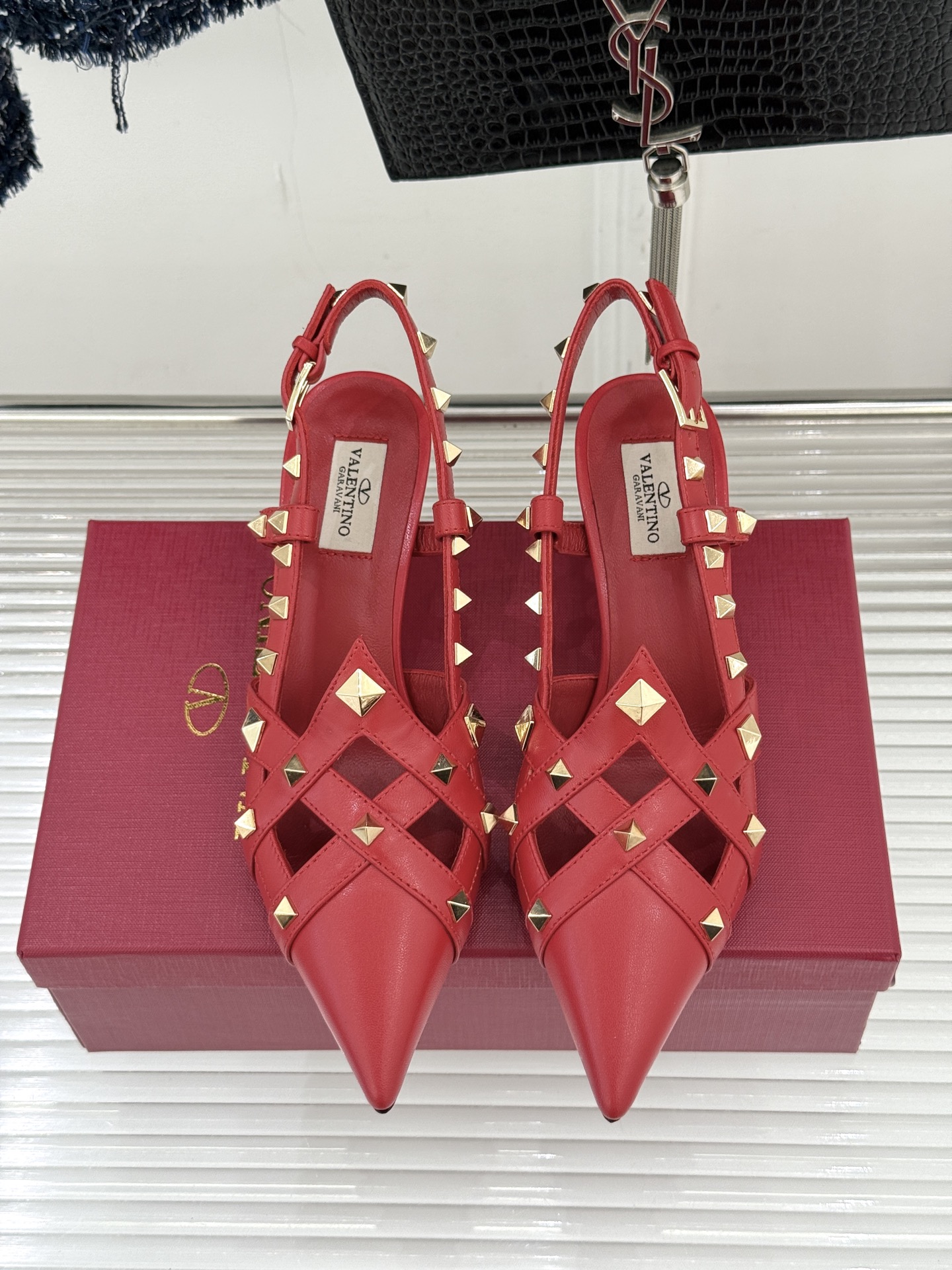 Valentino/华伦天奴26WF早春新品铆钉尖头高跟凉鞋当秀场的萤火之光邂逅标志性铆钉这双高跟凉鞋以
