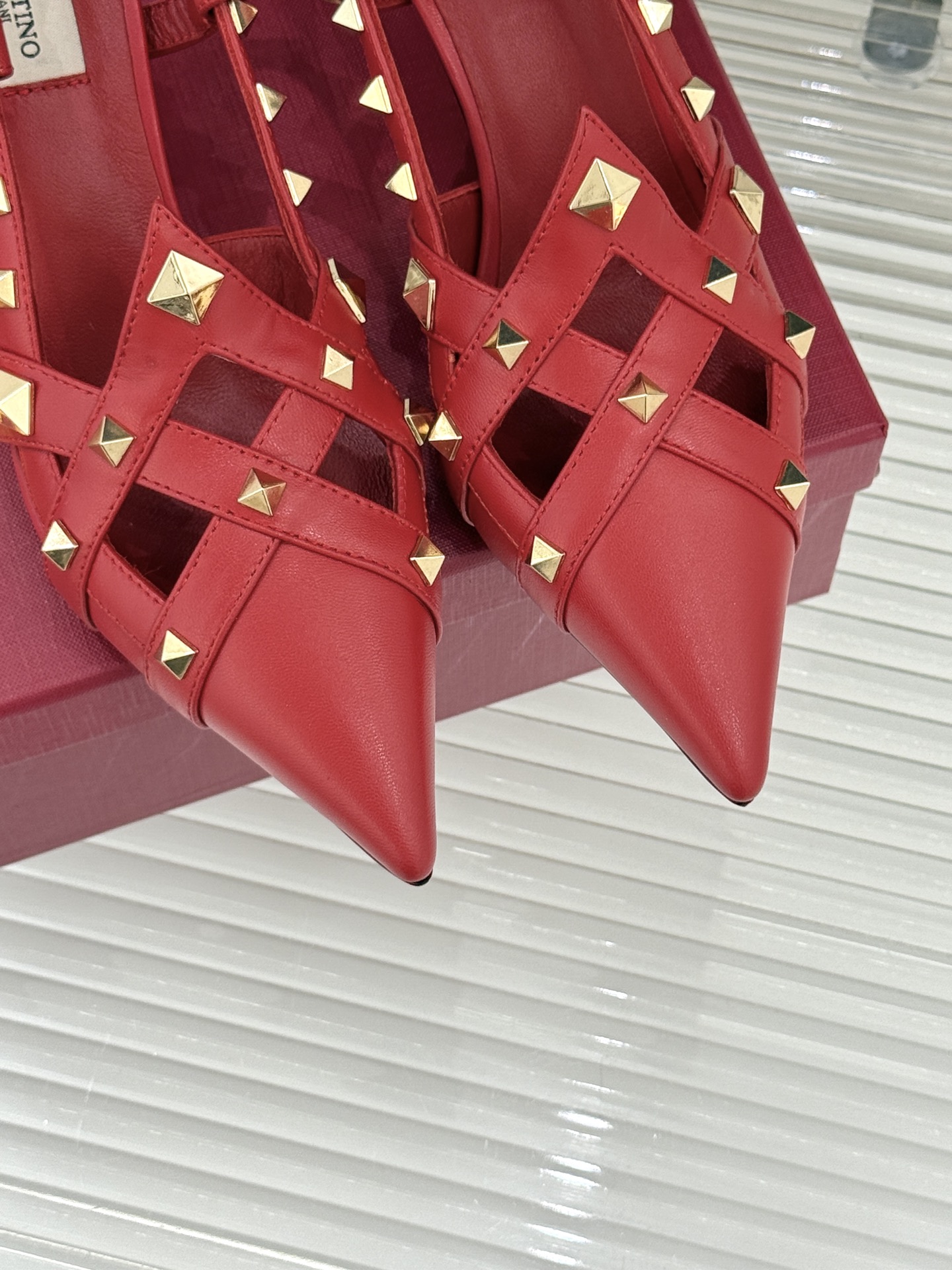 Valentino/华伦天奴26WF早春新品铆钉尖头高跟凉鞋当秀场的萤火之光邂逅标志性铆钉这双高跟凉鞋以