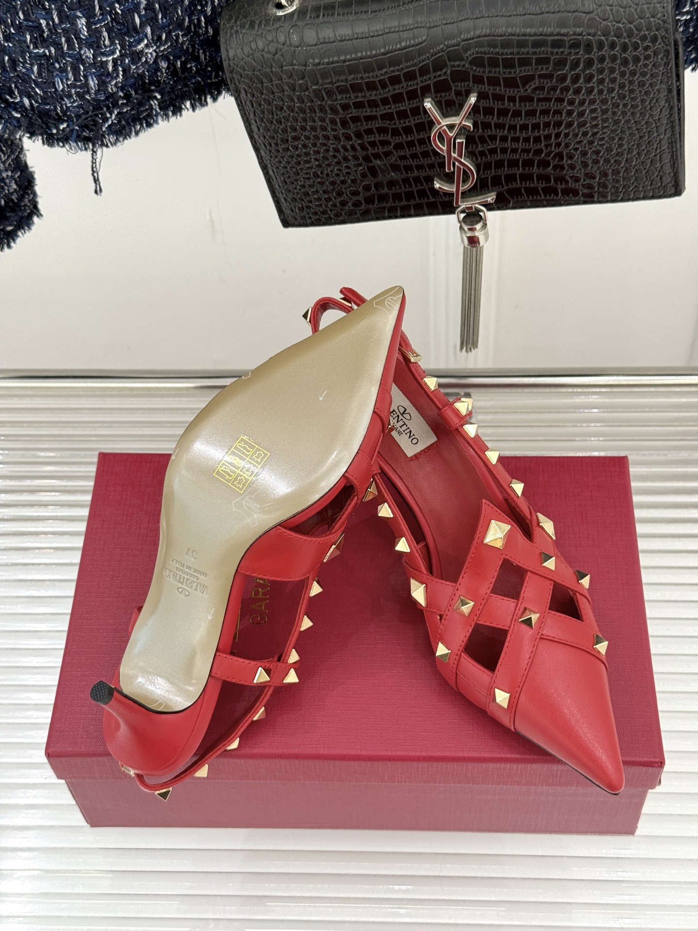 Valentino/华伦天奴26WF早春新品铆钉尖头高跟凉鞋当秀场的萤火之光邂逅标志性铆钉这双高跟凉鞋以