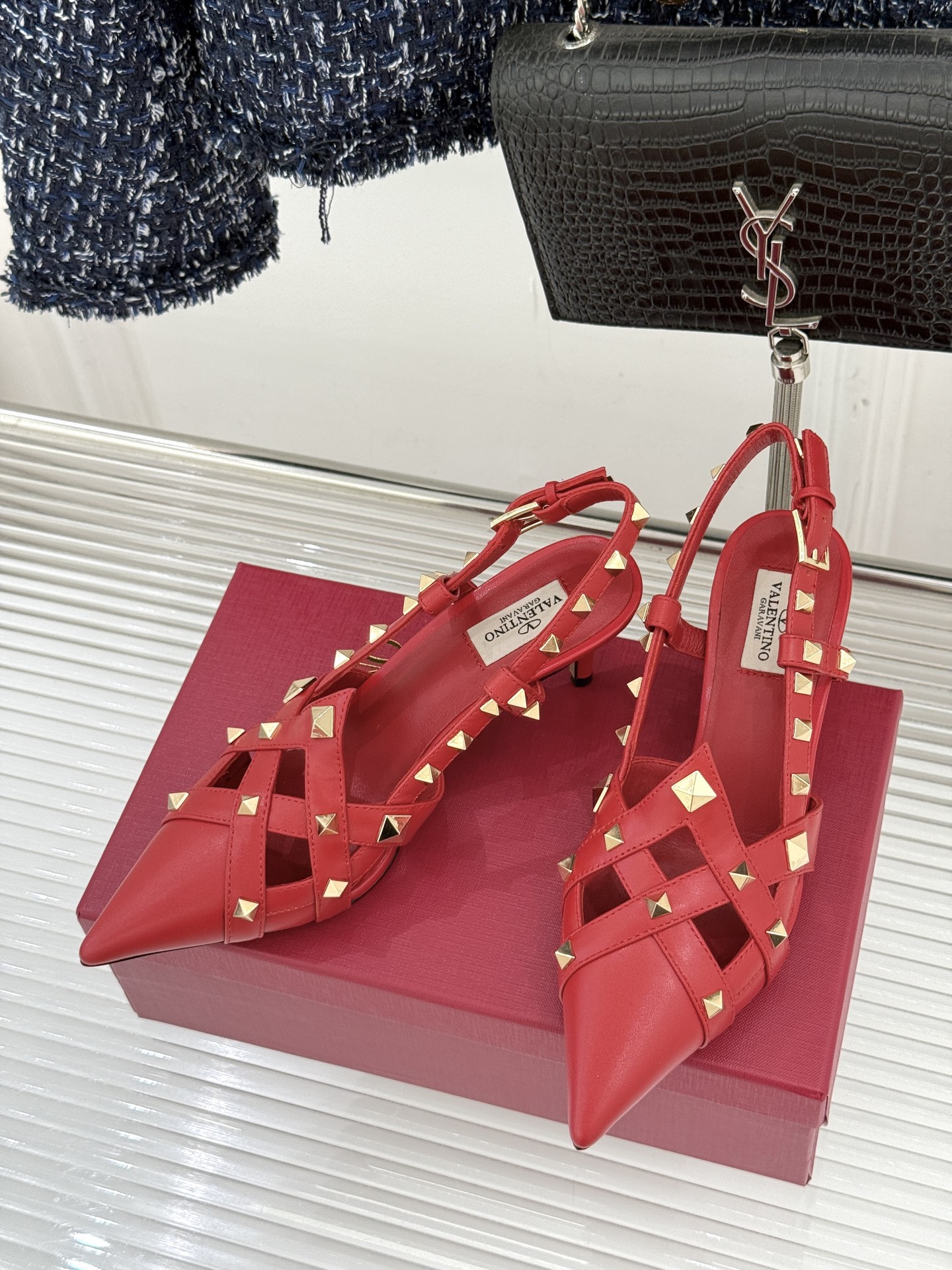 Valentino/华伦天奴26WF早春新品铆钉尖头高跟凉鞋当秀场的萤火之光邂逅标志性铆钉这双高跟凉鞋以