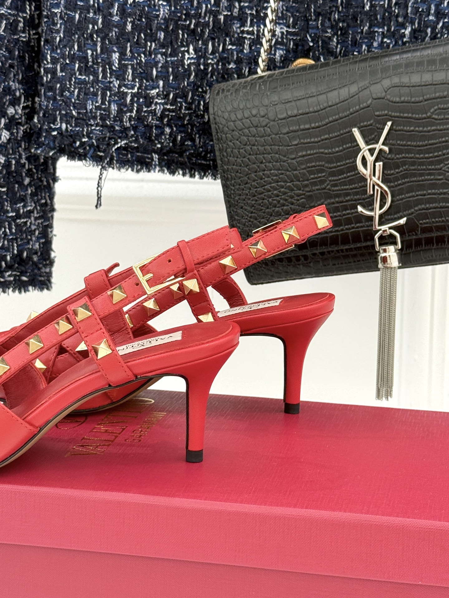 Valentino/华伦天奴26WF早春新品铆钉尖头高跟凉鞋当秀场的萤火之光邂逅标志性铆钉这双高跟凉鞋以