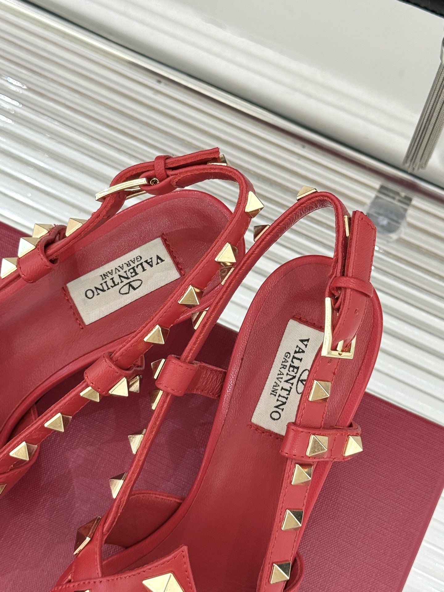Valentino/华伦天奴26WF早春新品铆钉尖头高跟凉鞋当秀场的萤火之光邂逅标志性铆钉这双高跟凉鞋以