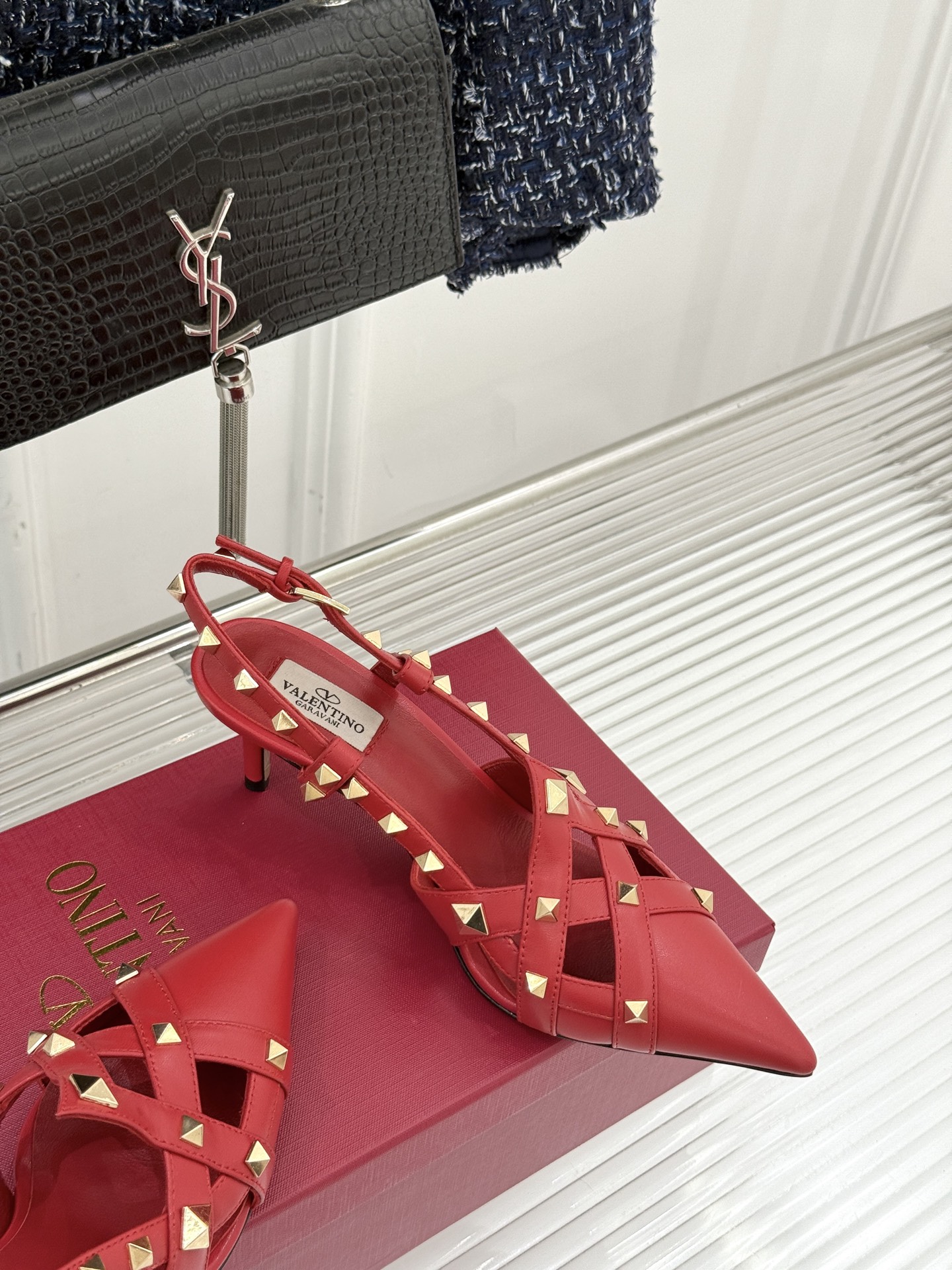 Valentino/华伦天奴26WF早春新品铆钉尖头高跟凉鞋当秀场的萤火之光邂逅标志性铆钉这双高跟凉鞋以