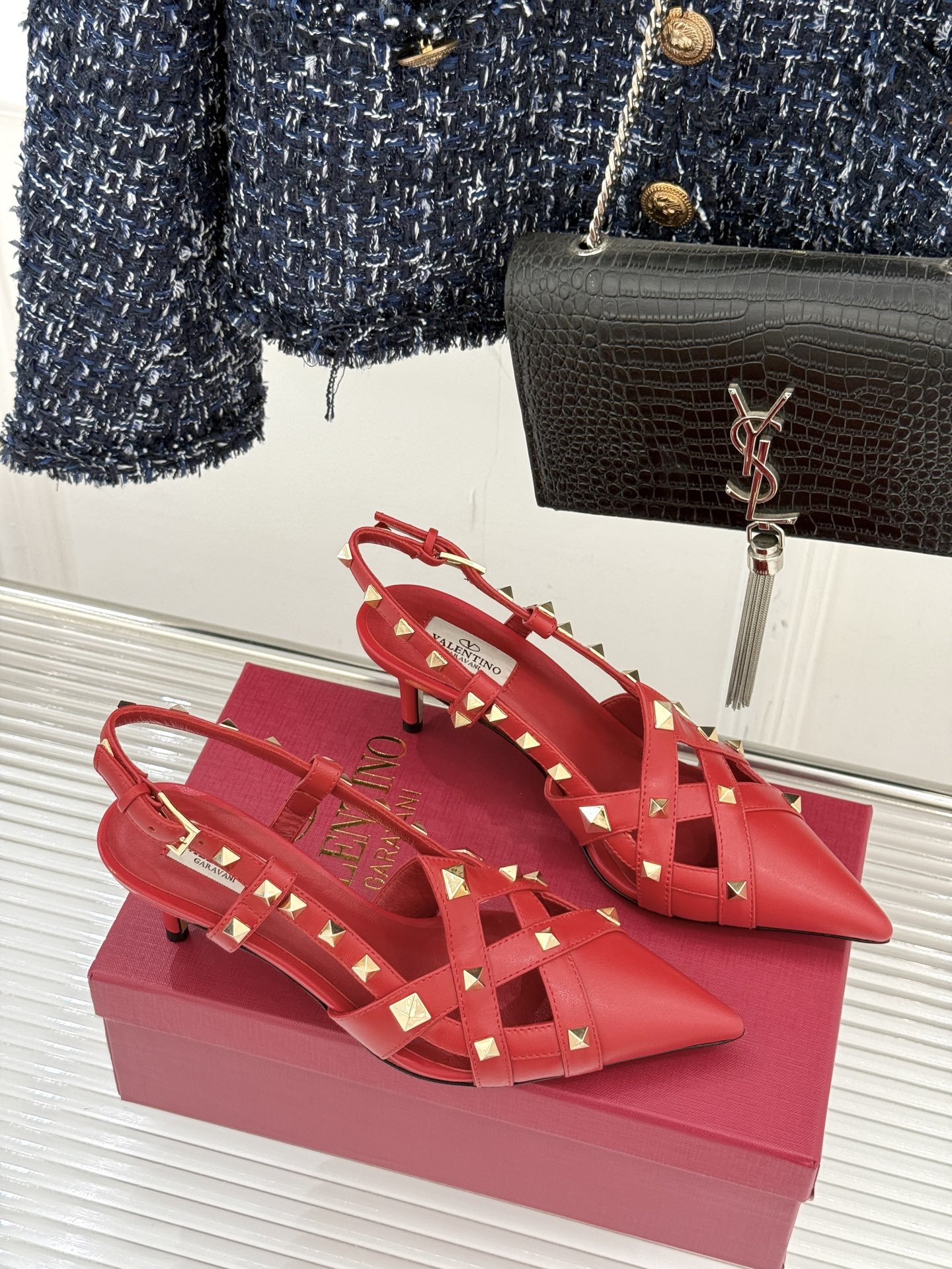 Valentino/华伦天奴26WF早春新品铆钉尖头高跟凉鞋当秀场的萤火之光邂逅标志性铆钉这双高跟凉鞋以