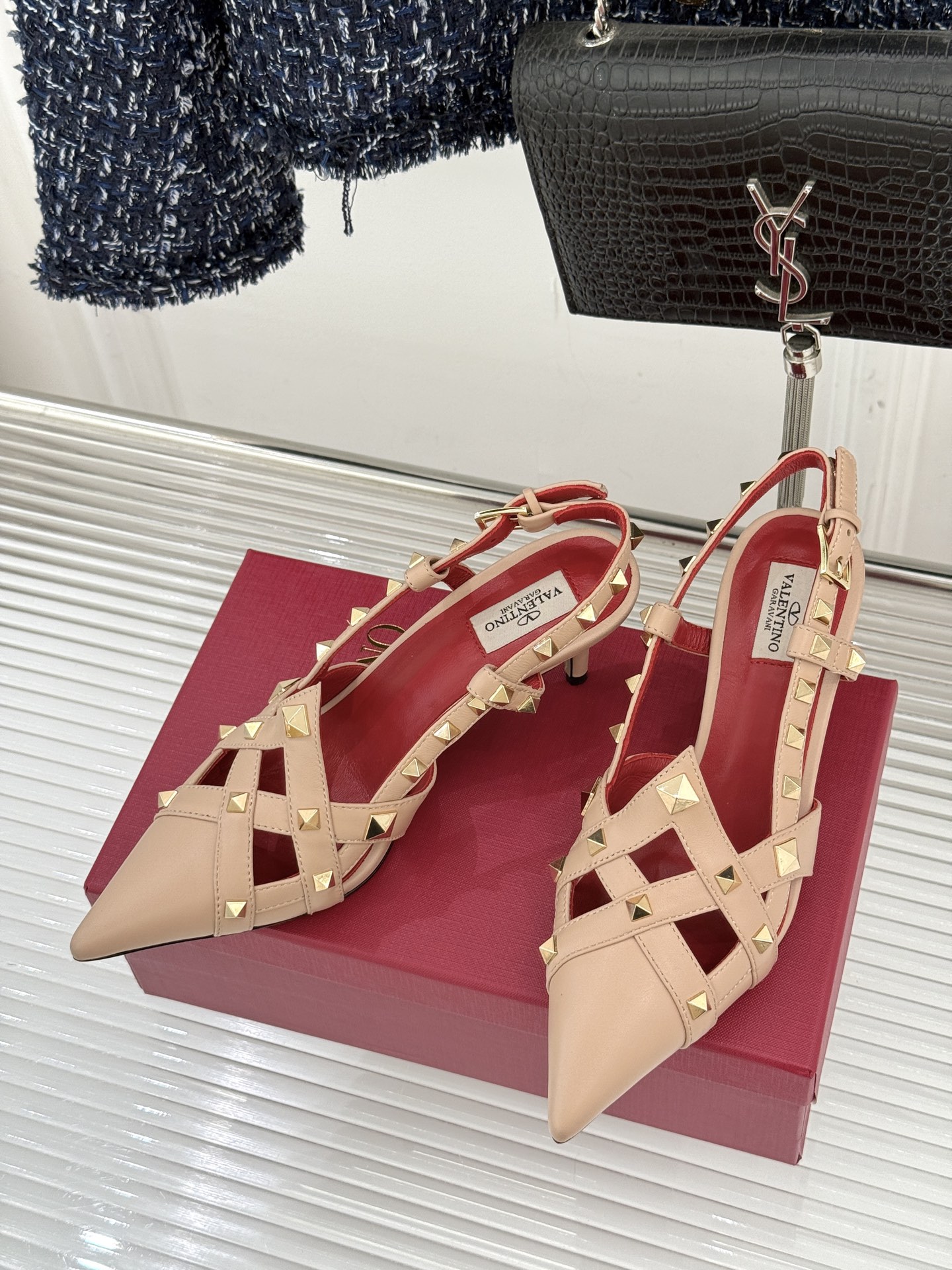 Valentino/华伦天奴26WF早春新品铆钉尖头高跟凉鞋当秀场的萤火之光邂逅标志性铆钉这双高跟凉鞋以