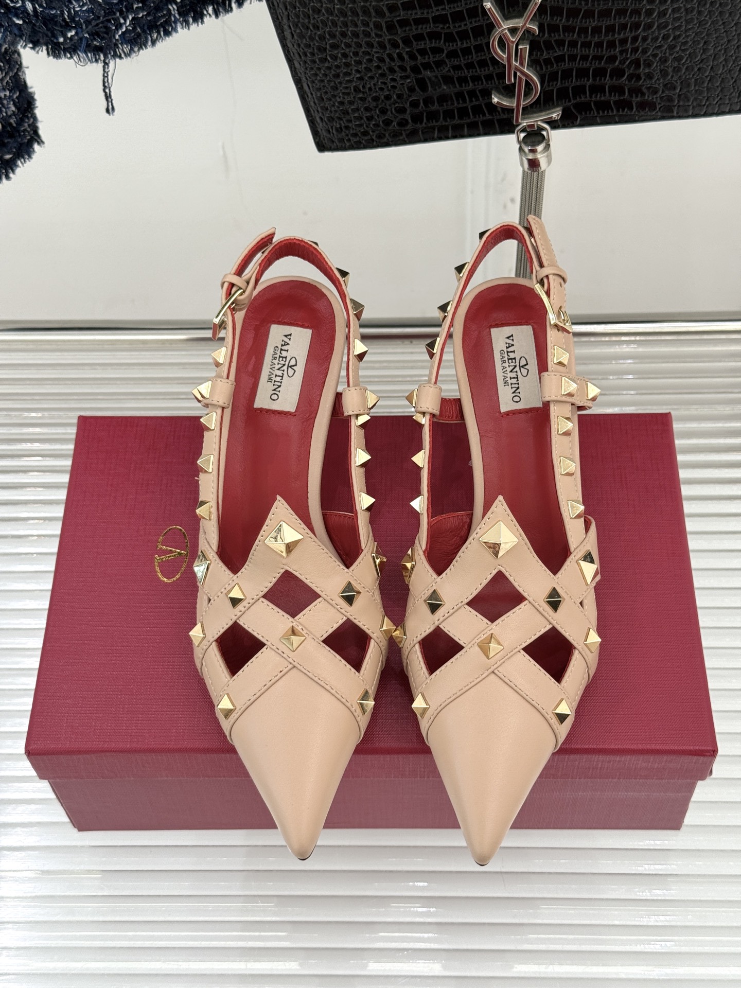 Valentino/华伦天奴26WF早春新品铆钉尖头高跟凉鞋当秀场的萤火之光邂逅标志性铆钉这双高跟凉鞋以