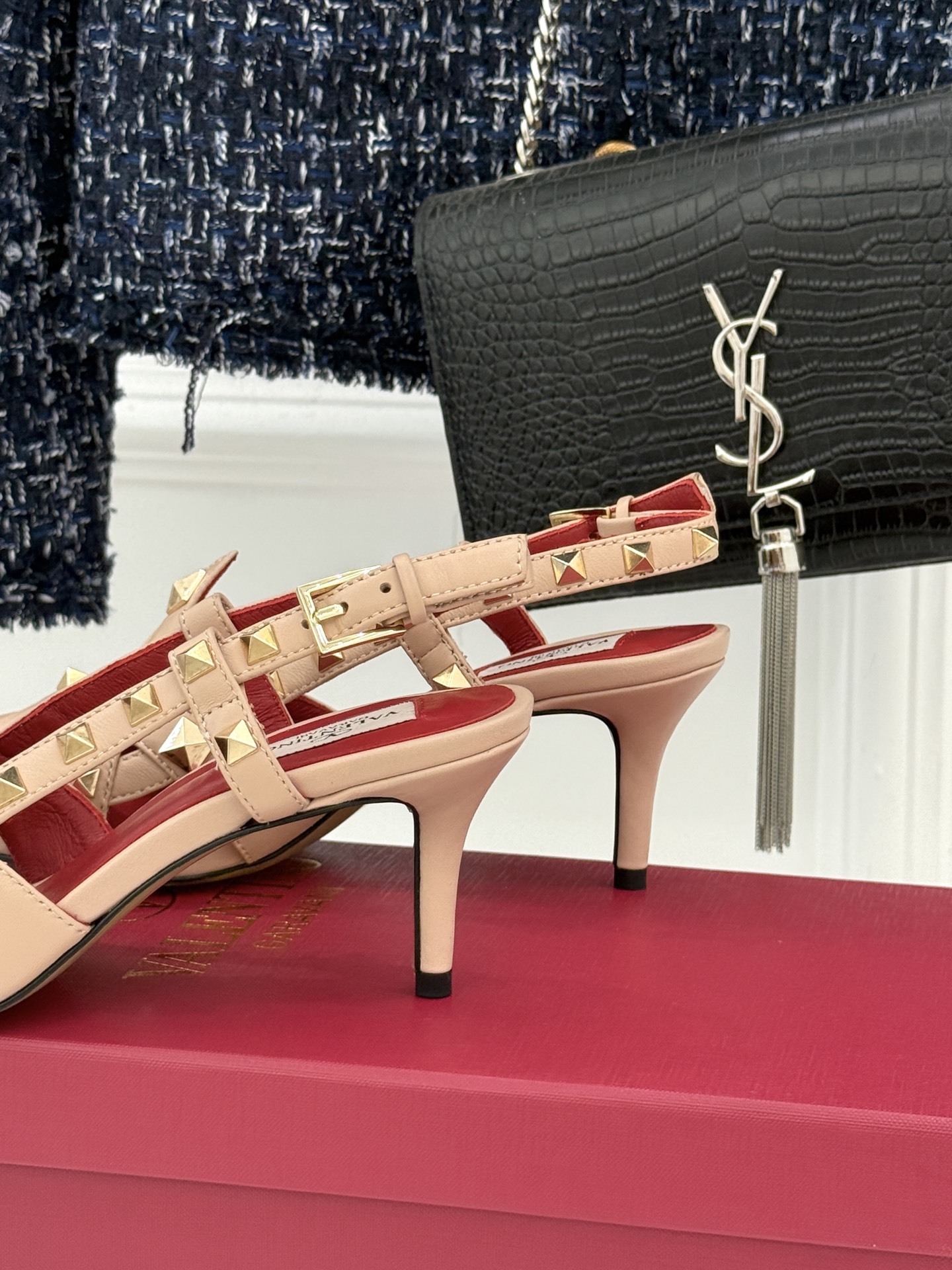 Valentino/华伦天奴26WF早春新品铆钉尖头高跟凉鞋当秀场的萤火之光邂逅标志性铆钉这双高跟凉鞋以