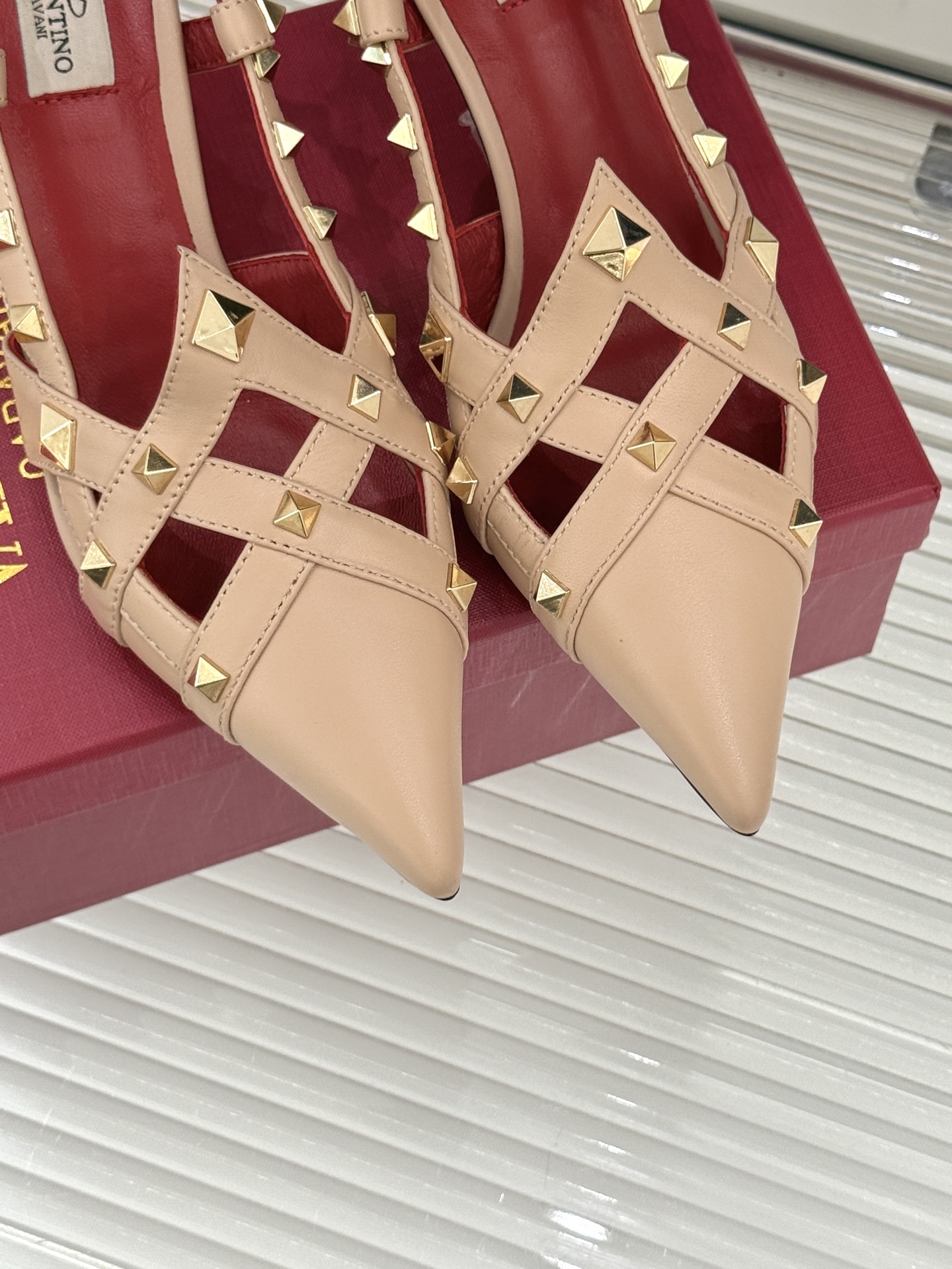 Valentino/华伦天奴26WF早春新品铆钉尖头高跟凉鞋当秀场的萤火之光邂逅标志性铆钉这双高跟凉鞋以