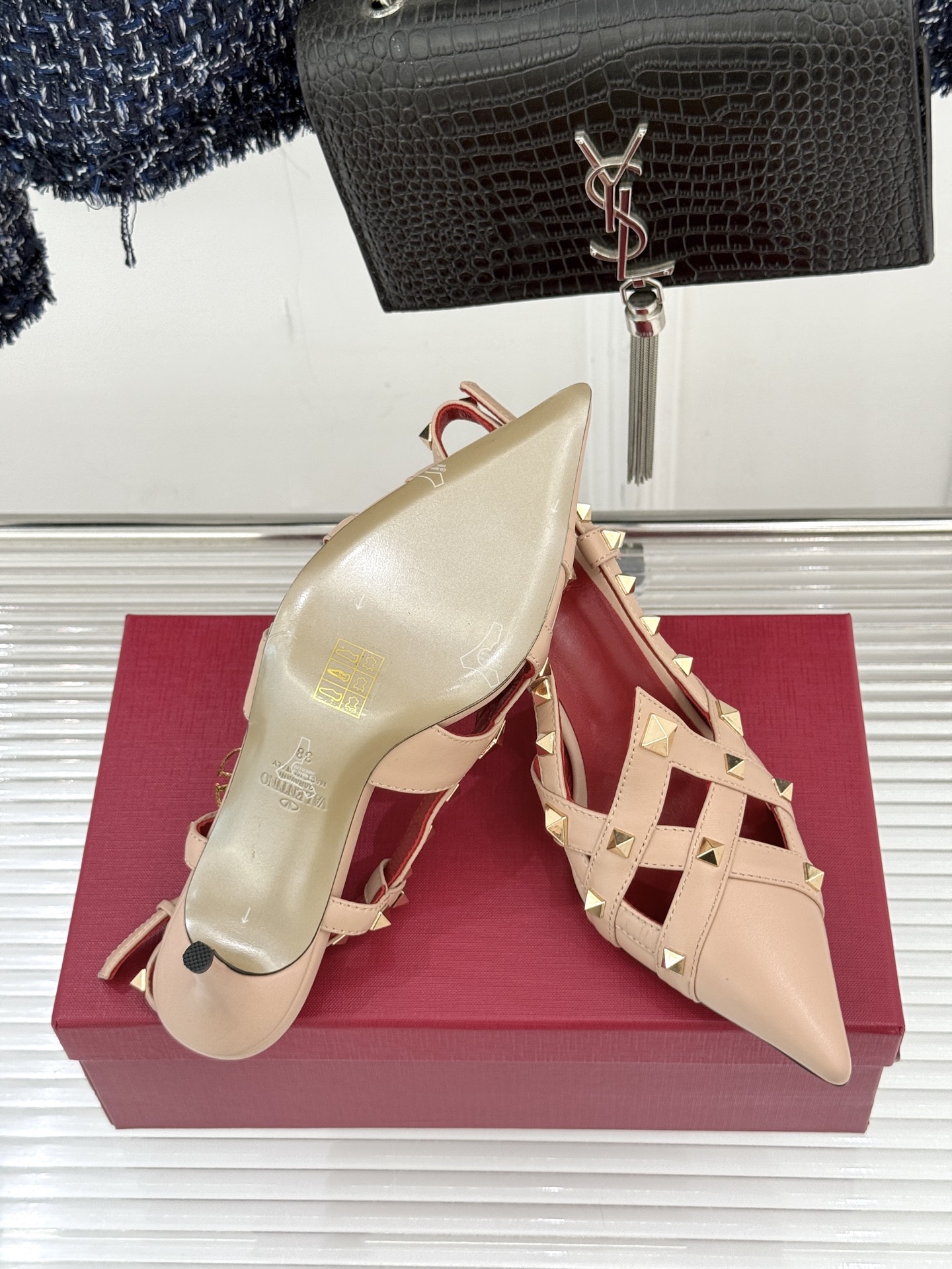 Valentino/华伦天奴26WF早春新品铆钉尖头高跟凉鞋当秀场的萤火之光邂逅标志性铆钉这双高跟凉鞋以