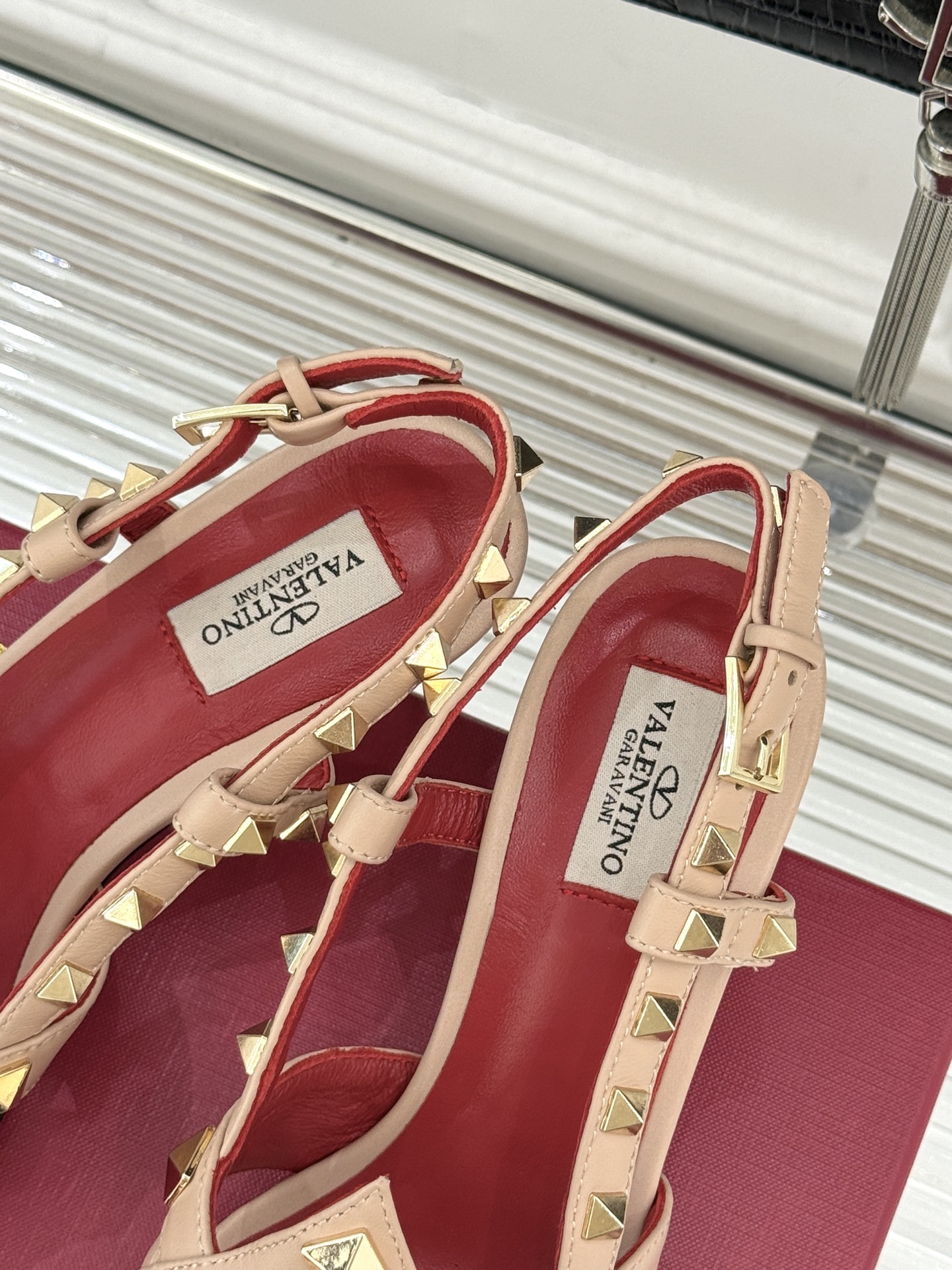 Valentino/华伦天奴26WF早春新品铆钉尖头高跟凉鞋当秀场的萤火之光邂逅标志性铆钉这双高跟凉鞋以