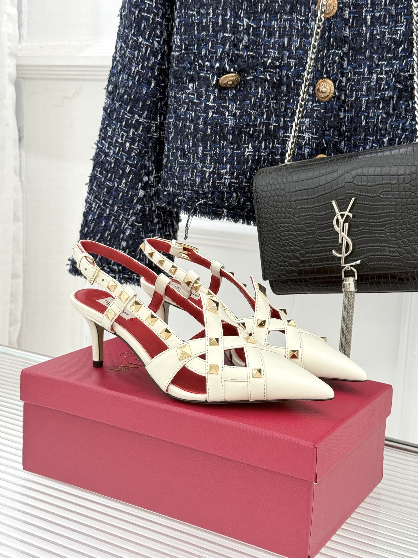 Valentino/华伦天奴26WF早春新品铆钉尖头高跟凉鞋当秀场的萤火之光邂逅标志性铆钉这双高跟凉鞋以