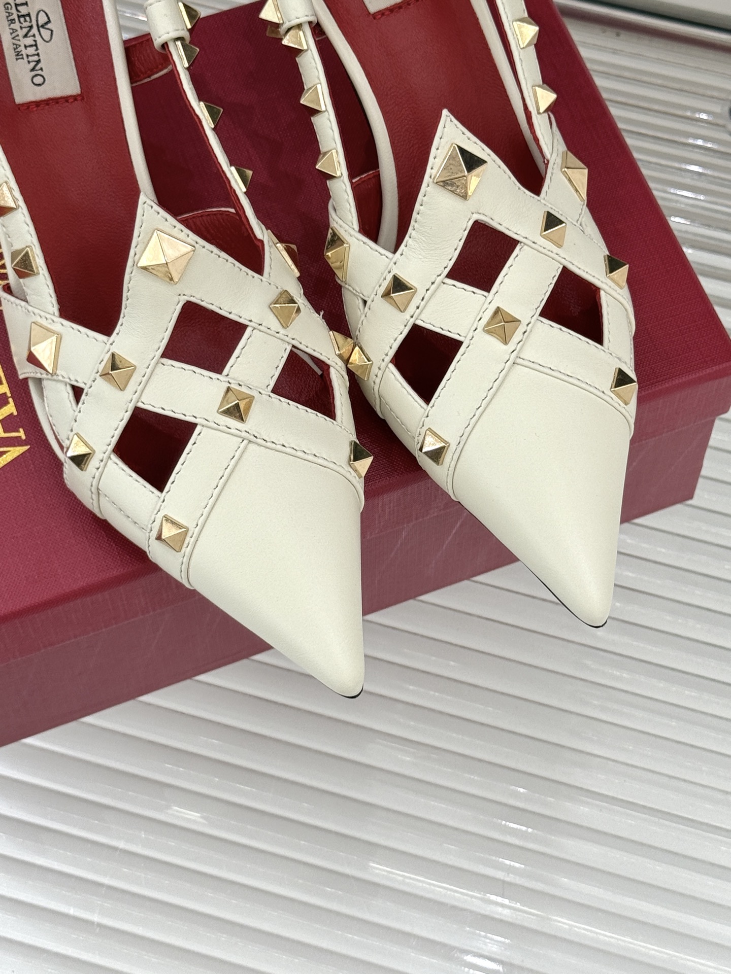 Valentino/华伦天奴26WF早春新品铆钉尖头高跟凉鞋当秀场的萤火之光邂逅标志性铆钉这双高跟凉鞋以