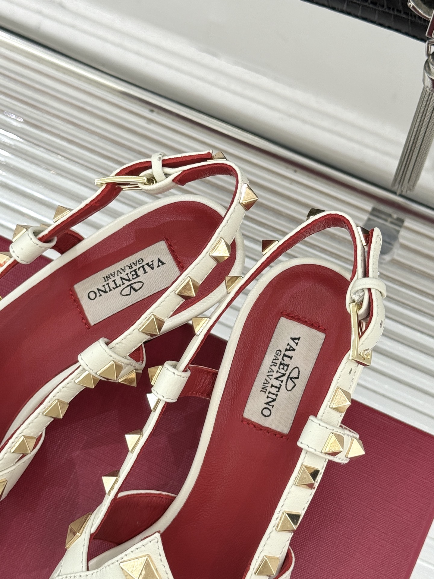 Valentino/华伦天奴26WF早春新品铆钉尖头高跟凉鞋当秀场的萤火之光邂逅标志性铆钉这双高跟凉鞋以