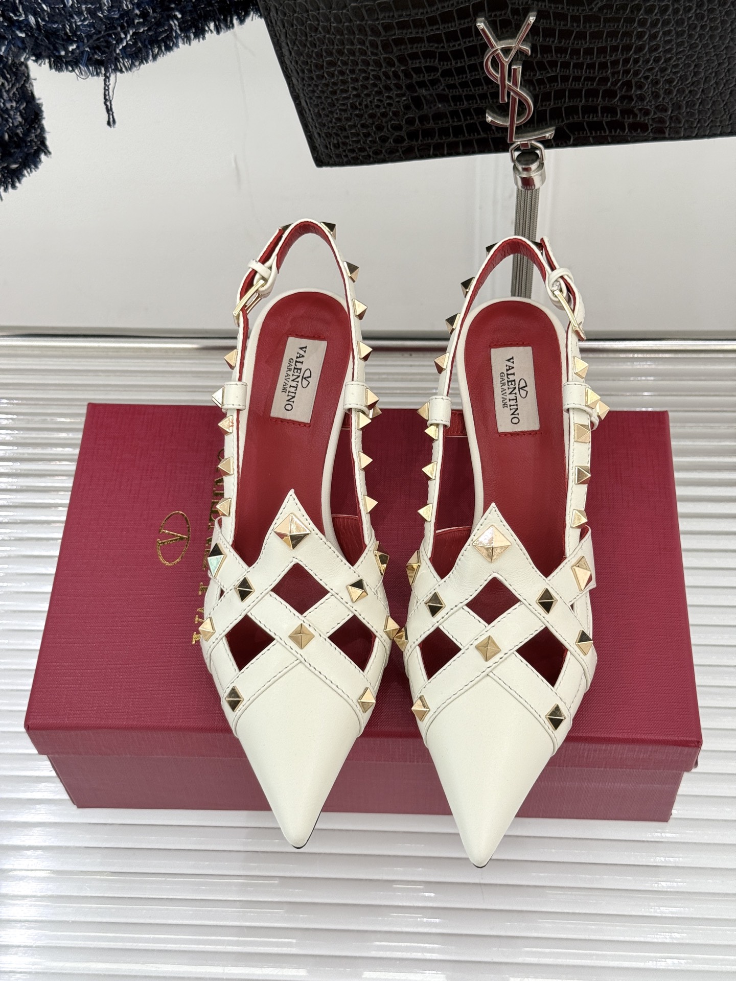 Valentino/华伦天奴26WF早春新品铆钉尖头高跟凉鞋当秀场的萤火之光邂逅标志性铆钉这双高跟凉鞋以