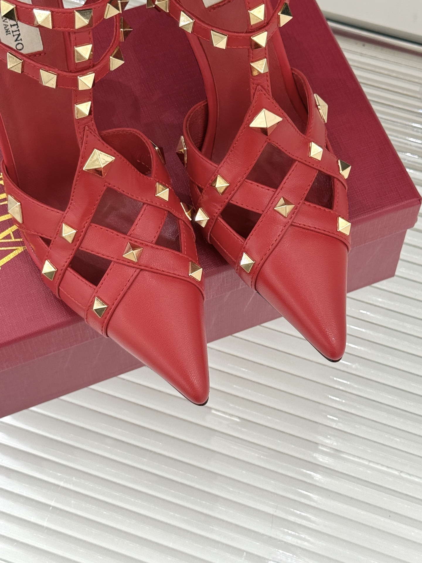 Valentino/华伦天奴26WF早春新品铆钉尖头高跟凉鞋当秀场的萤火之光邂逅标志性铆钉这双高跟凉鞋以