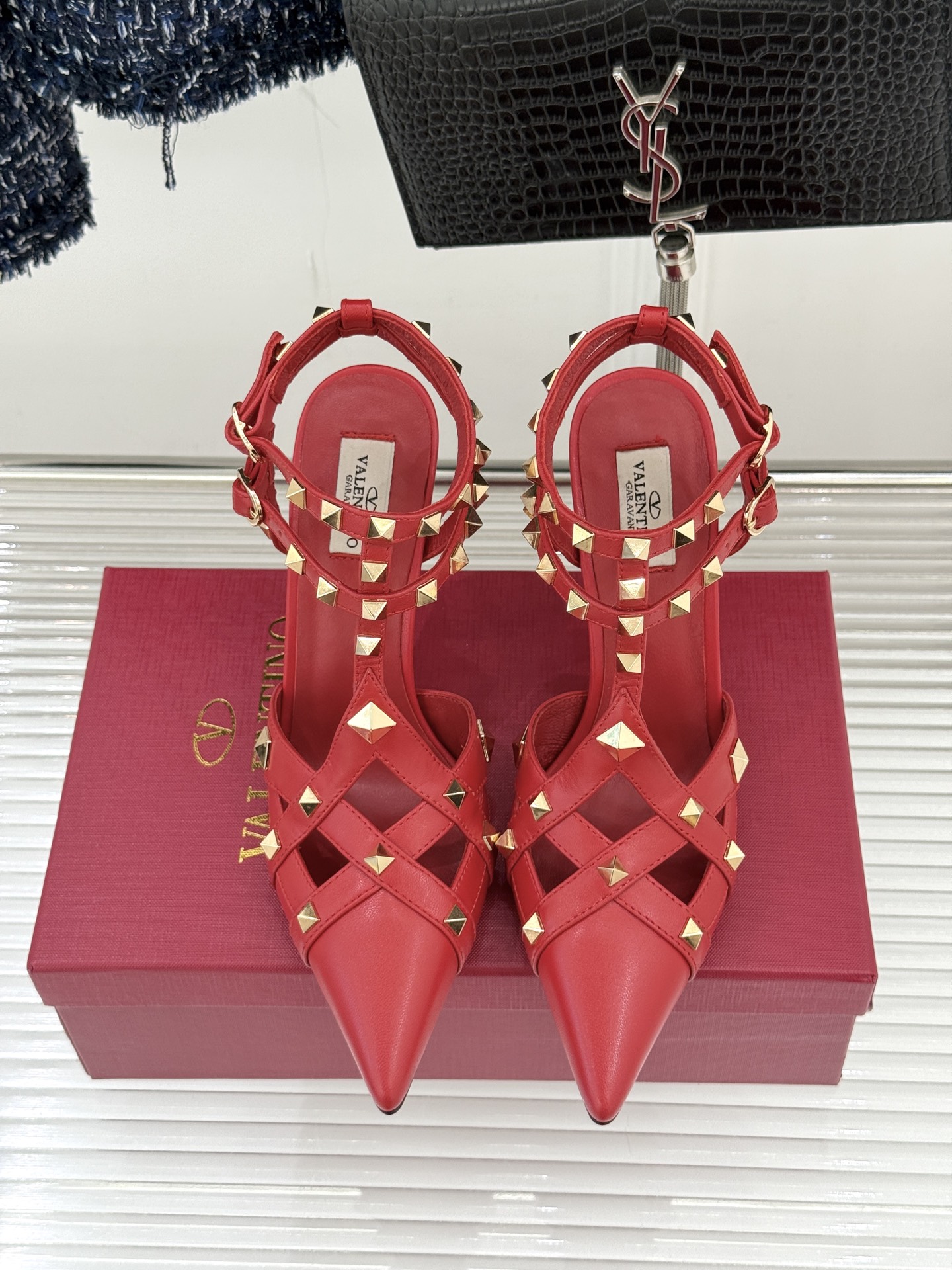 Valentino/华伦天奴26WF早春新品铆钉尖头高跟凉鞋当秀场的萤火之光邂逅标志性铆钉这双高跟凉鞋以