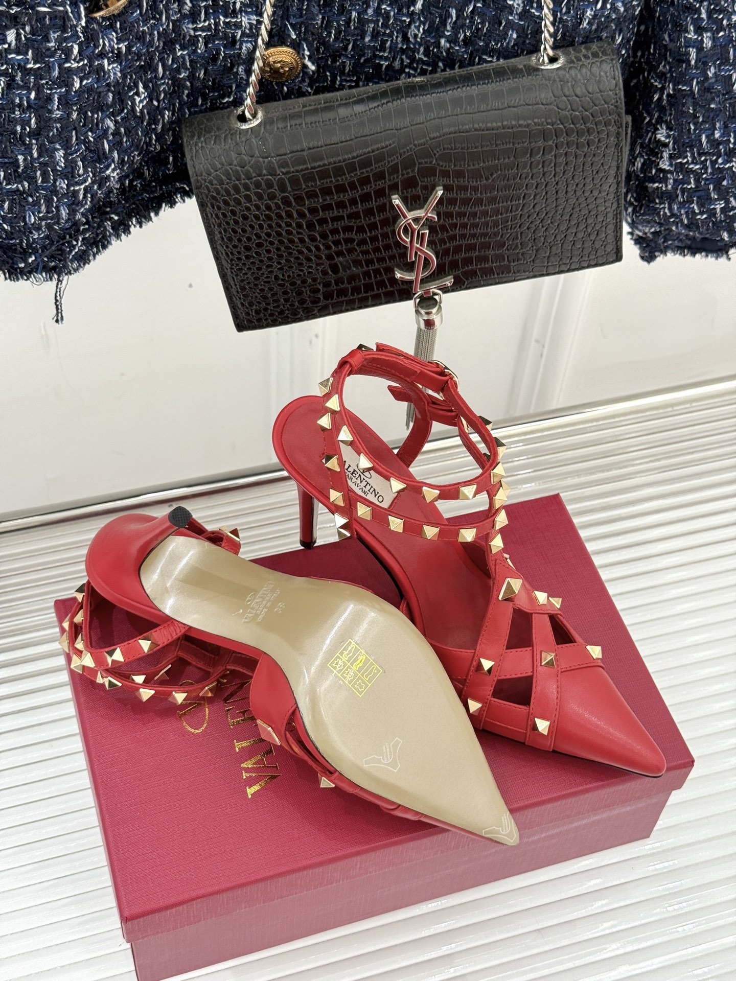 Valentino/华伦天奴26WF早春新品铆钉尖头高跟凉鞋当秀场的萤火之光邂逅标志性铆钉这双高跟凉鞋以