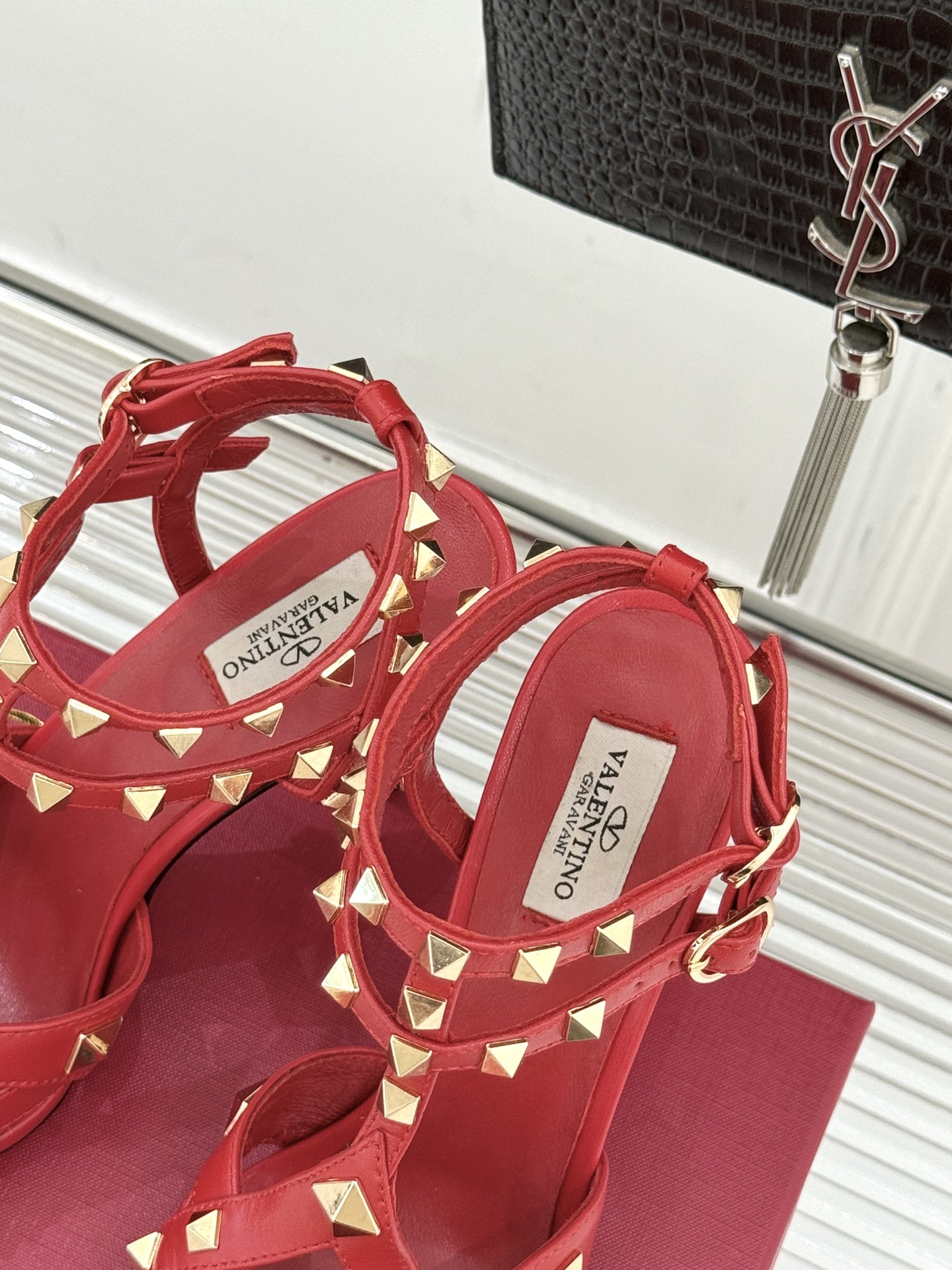 Valentino/华伦天奴26WF早春新品铆钉尖头高跟凉鞋当秀场的萤火之光邂逅标志性铆钉这双高跟凉鞋以