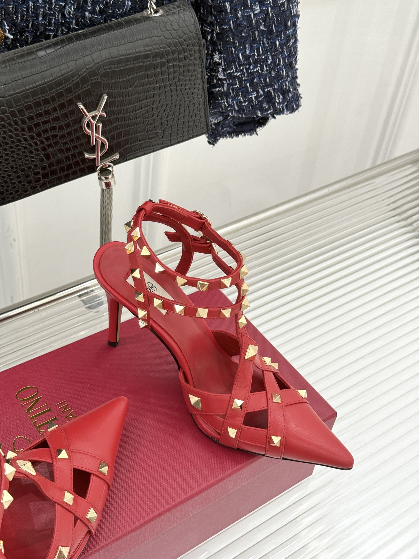 Valentino/华伦天奴26WF早春新品铆钉尖头高跟凉鞋当秀场的萤火之光邂逅标志性铆钉这双高跟凉鞋以