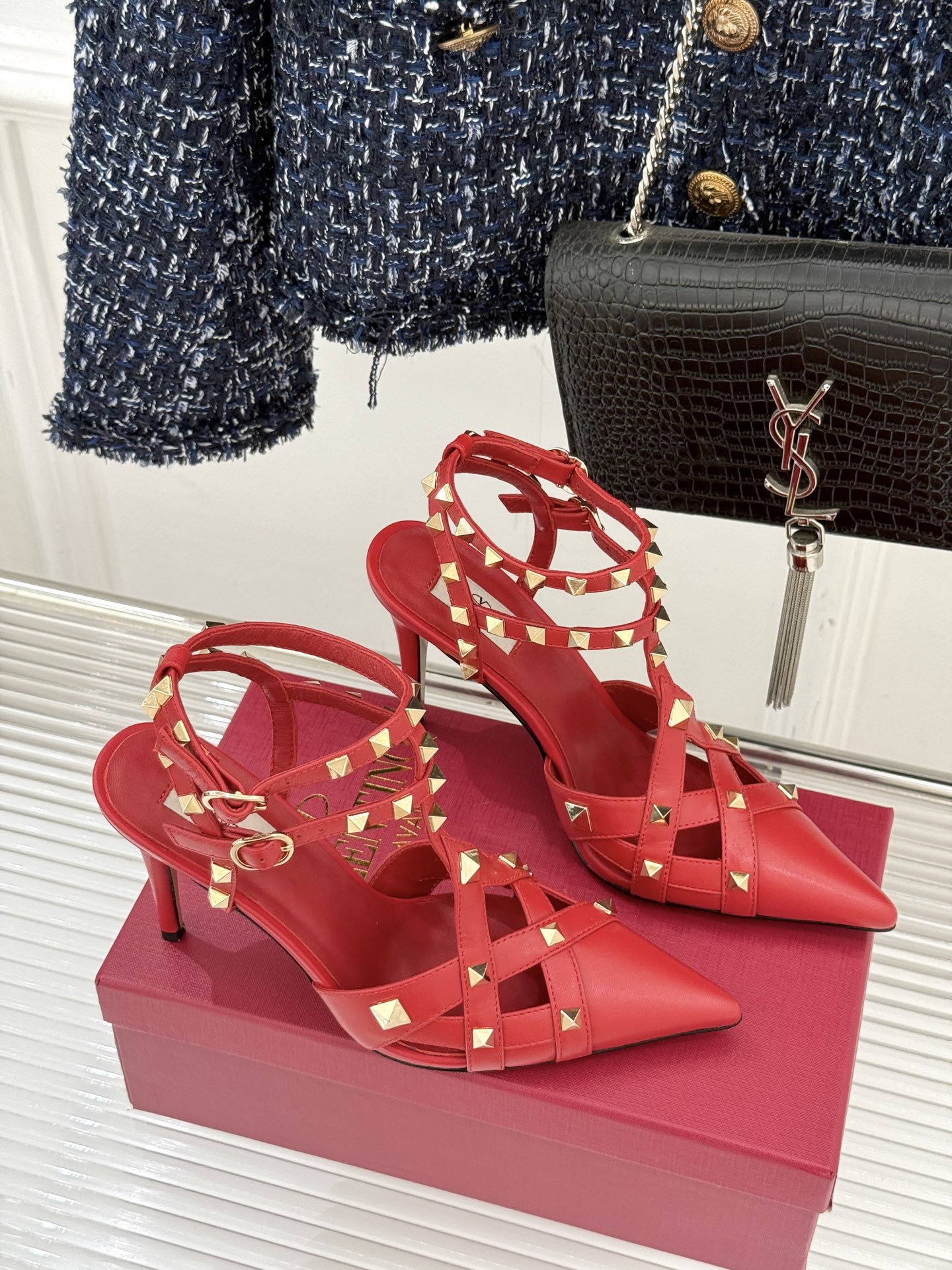 Valentino/华伦天奴26WF早春新品铆钉尖头高跟凉鞋当秀场的萤火之光邂逅标志性铆钉这双高跟凉鞋以