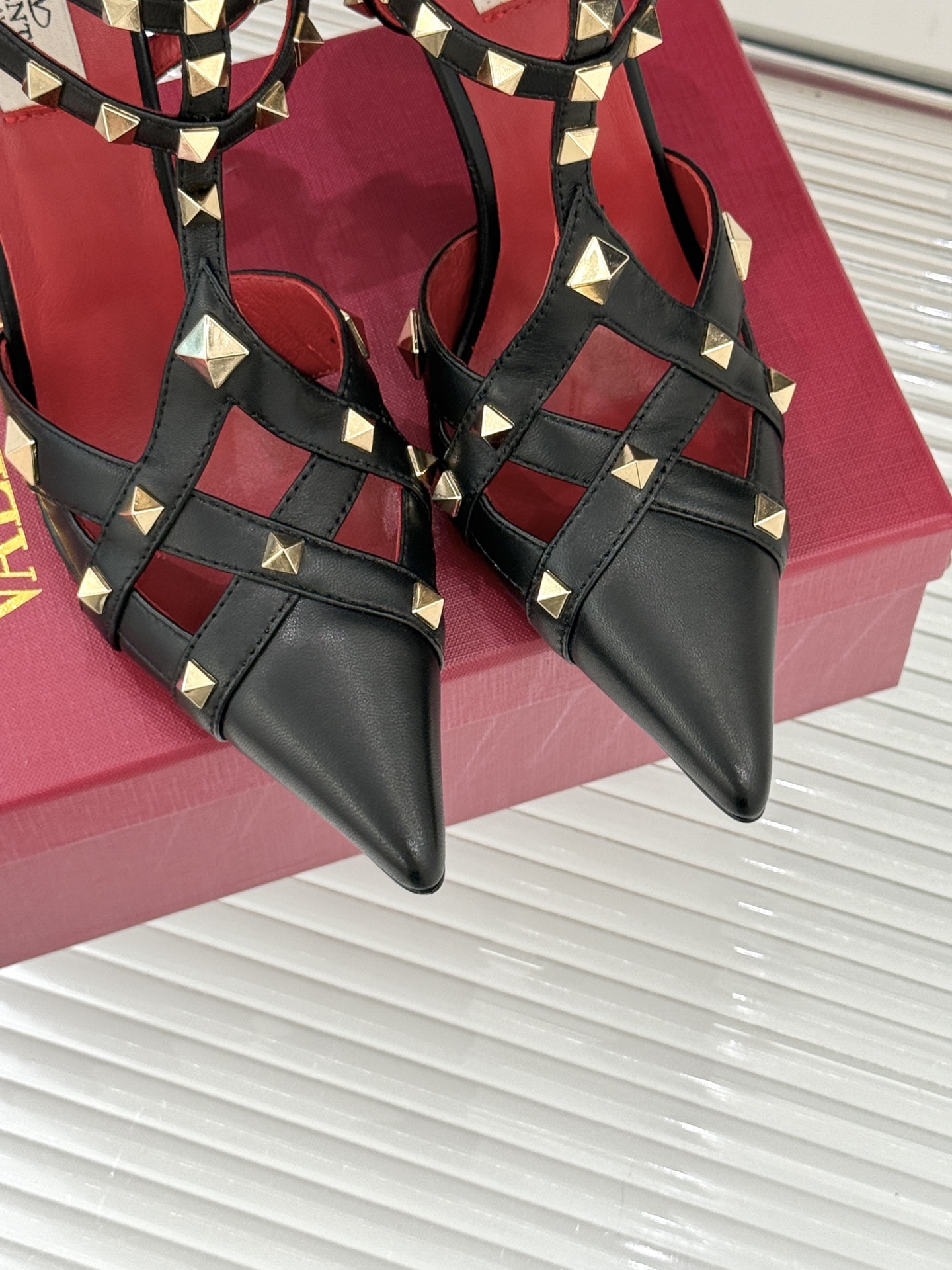 Valentino/华伦天奴26WF早春新品铆钉尖头高跟凉鞋当秀场的萤火之光邂逅标志性铆钉这双高跟凉鞋以