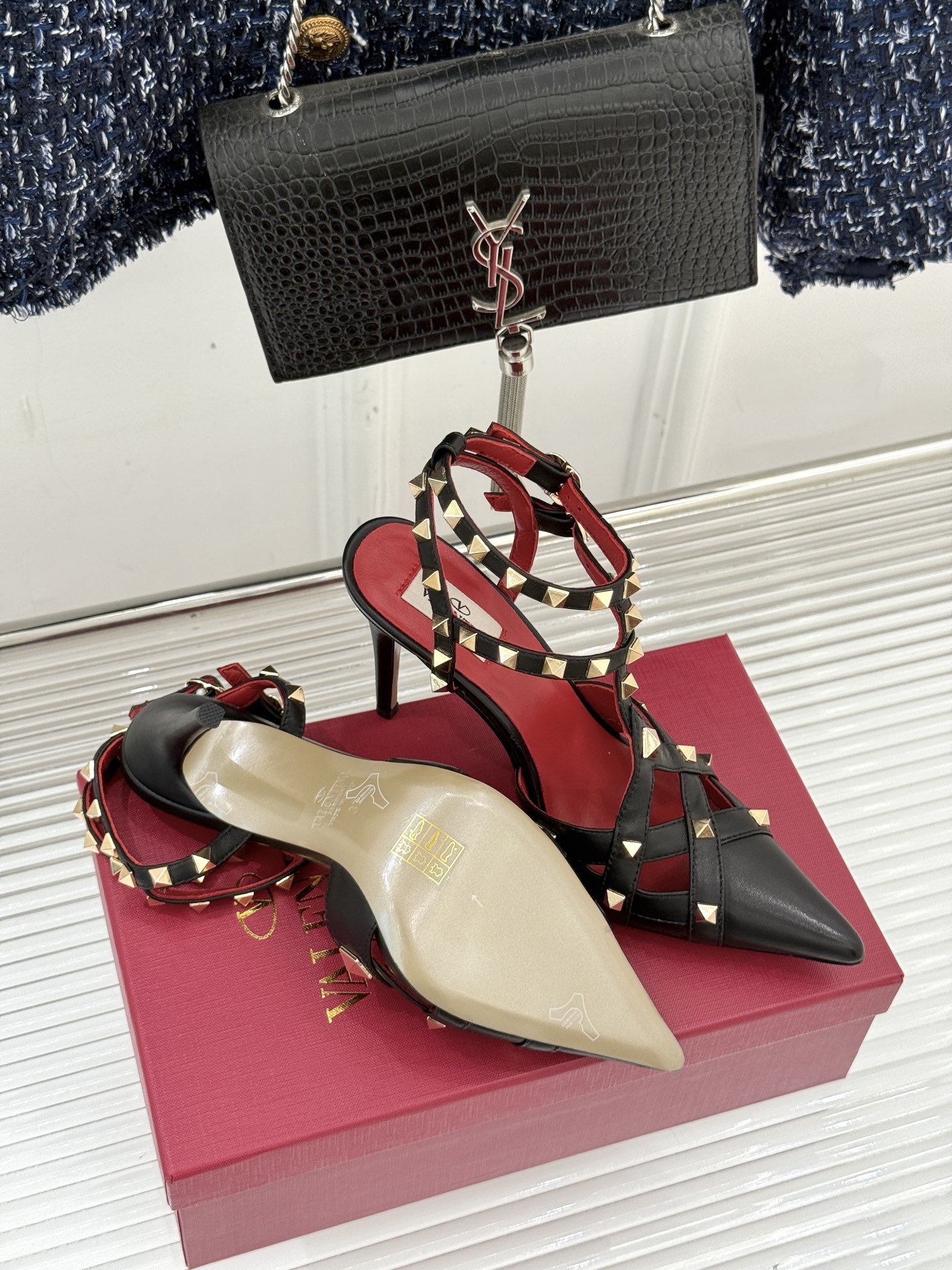 Valentino/华伦天奴26WF早春新品铆钉尖头高跟凉鞋当秀场的萤火之光邂逅标志性铆钉这双高跟凉鞋以