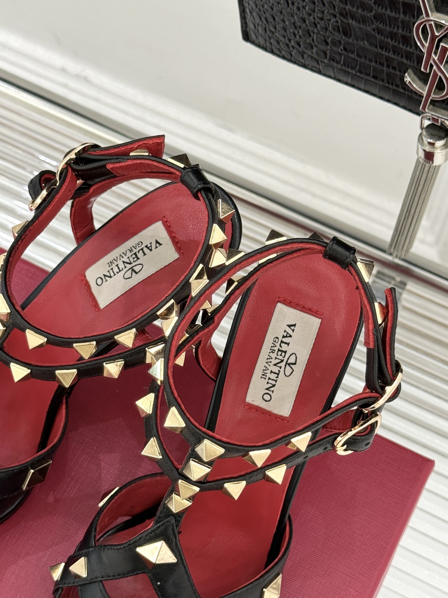 Valentino/华伦天奴26WF早春新品铆钉尖头高跟凉鞋当秀场的萤火之光邂逅标志性铆钉这双高跟凉鞋以