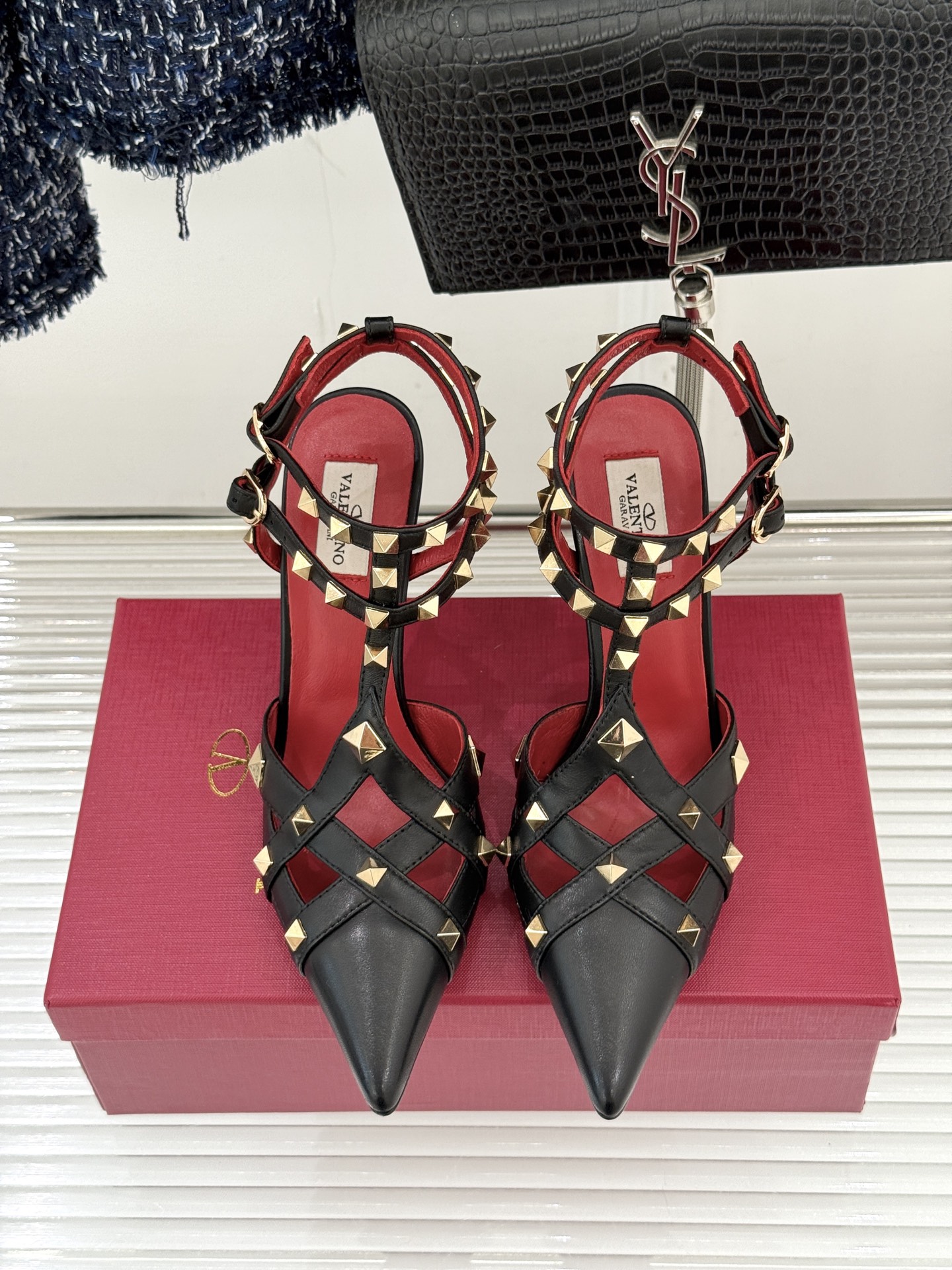 Valentino/华伦天奴26WF早春新品铆钉尖头高跟凉鞋当秀场的萤火之光邂逅标志性铆钉这双高跟凉鞋以