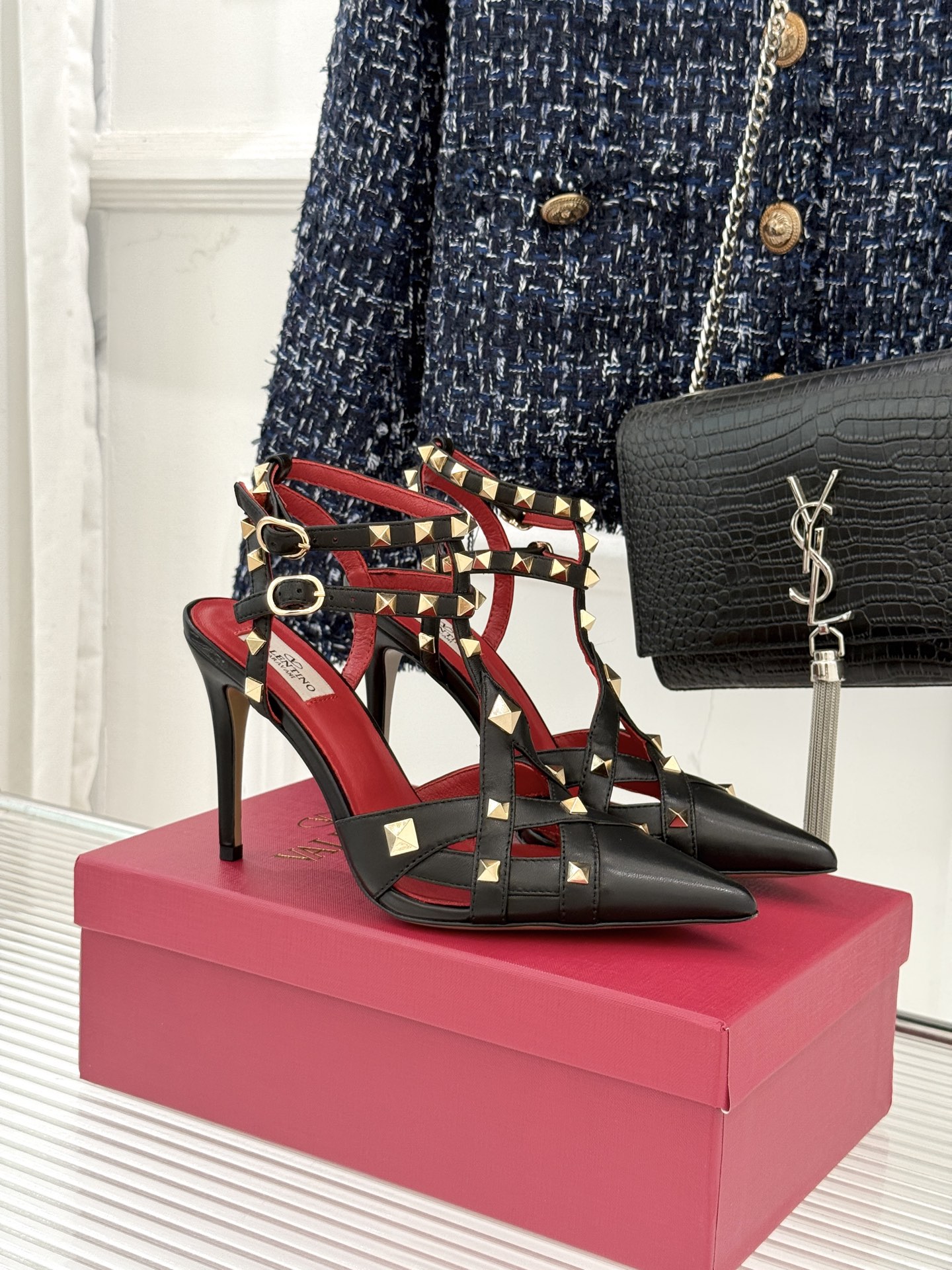 Valentino/华伦天奴26WF早春新品铆钉尖头高跟凉鞋当秀场的萤火之光邂逅标志性铆钉这双高跟凉鞋以