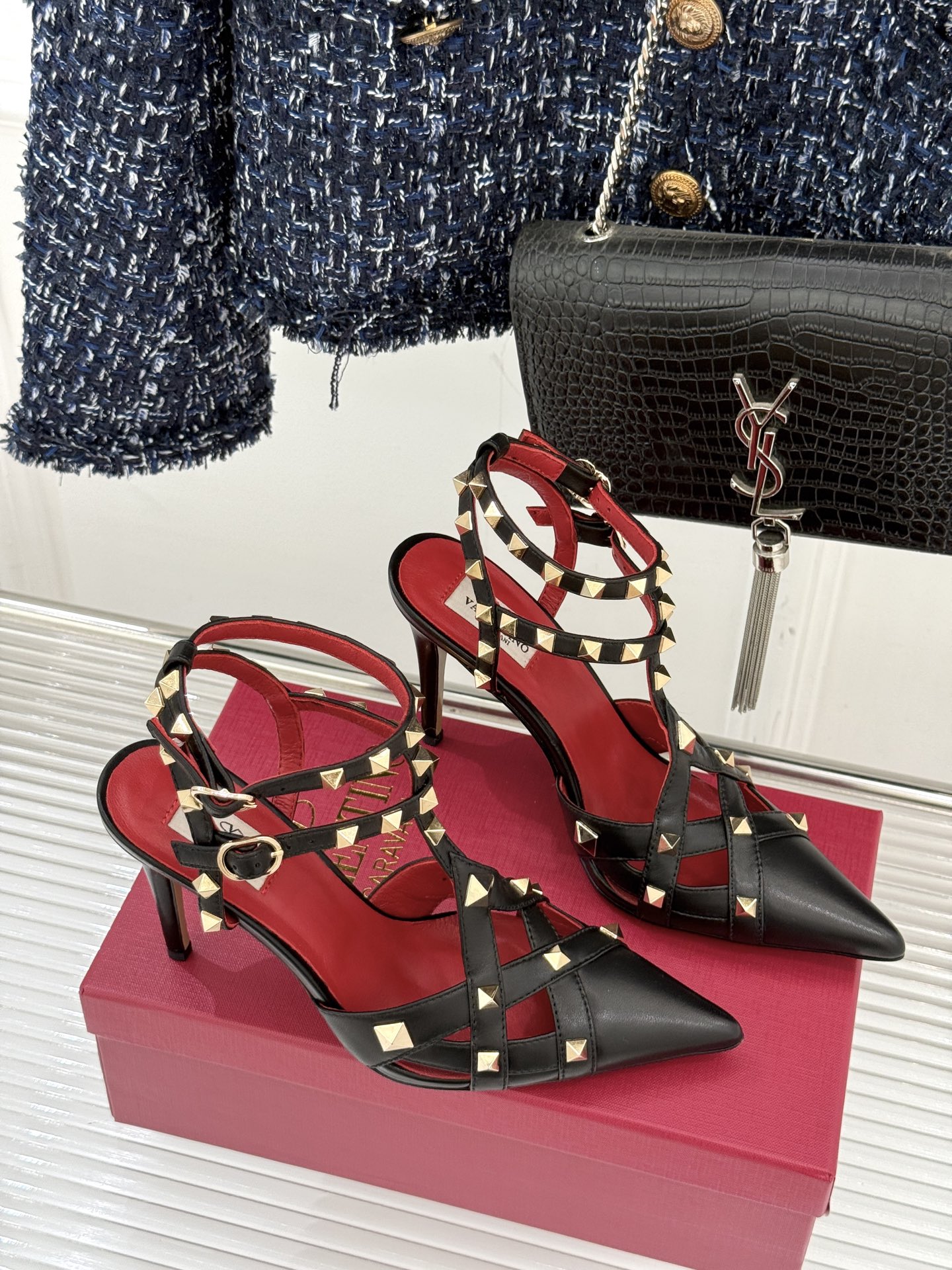 Valentino/华伦天奴26WF早春新品铆钉尖头高跟凉鞋当秀场的萤火之光邂逅标志性铆钉这双高跟凉鞋以