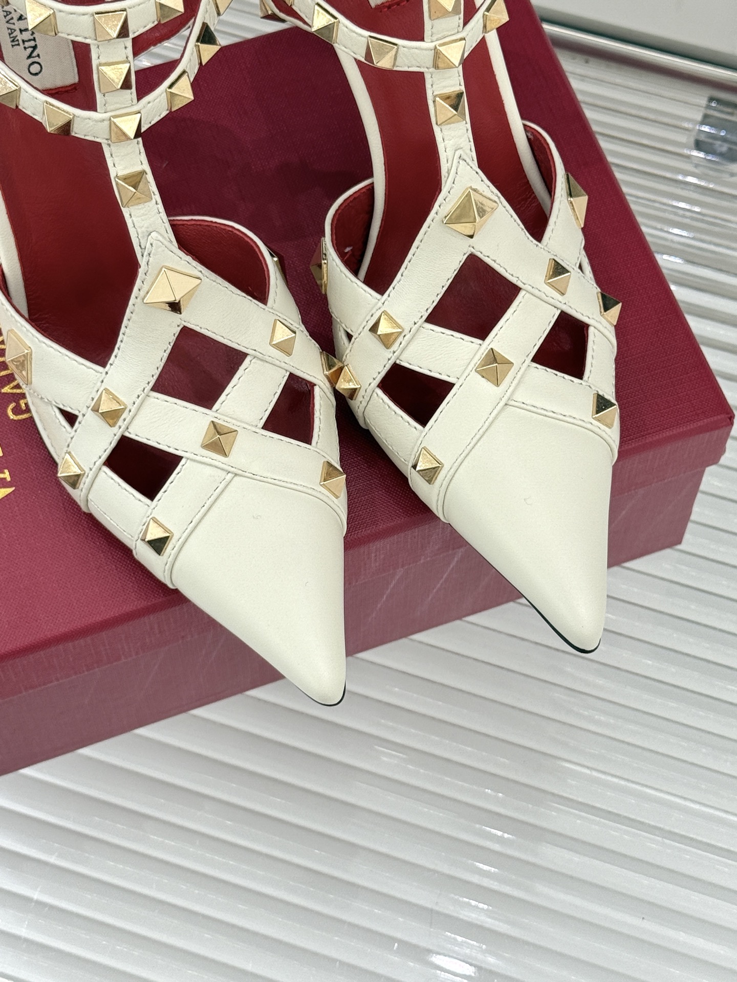 Valentino/华伦天奴26WF早春新品铆钉尖头高跟凉鞋当秀场的萤火之光邂逅标志性铆钉这双高跟凉鞋以