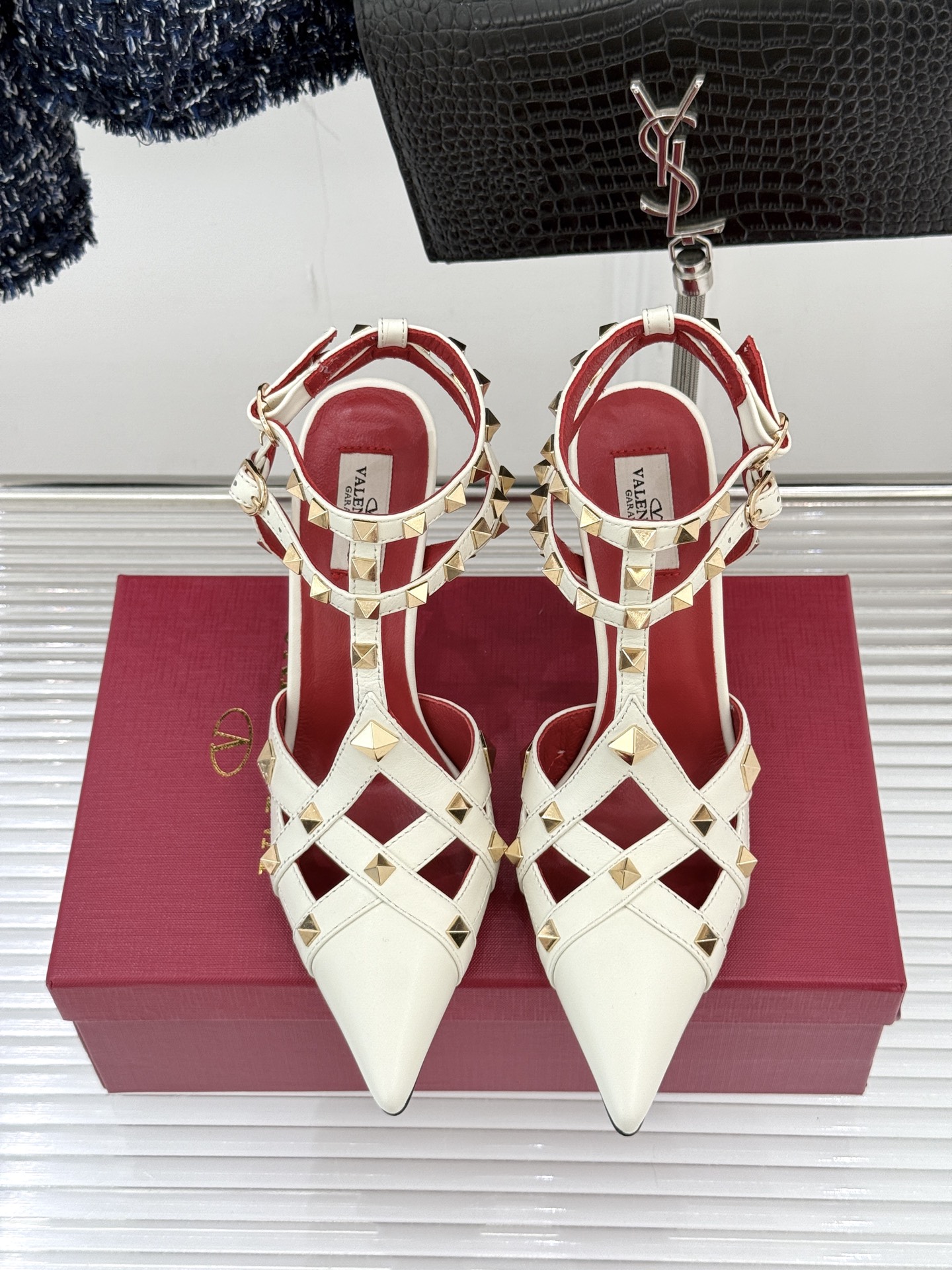 Valentino/华伦天奴26WF早春新品铆钉尖头高跟凉鞋当秀场的萤火之光邂逅标志性铆钉这双高跟凉鞋以