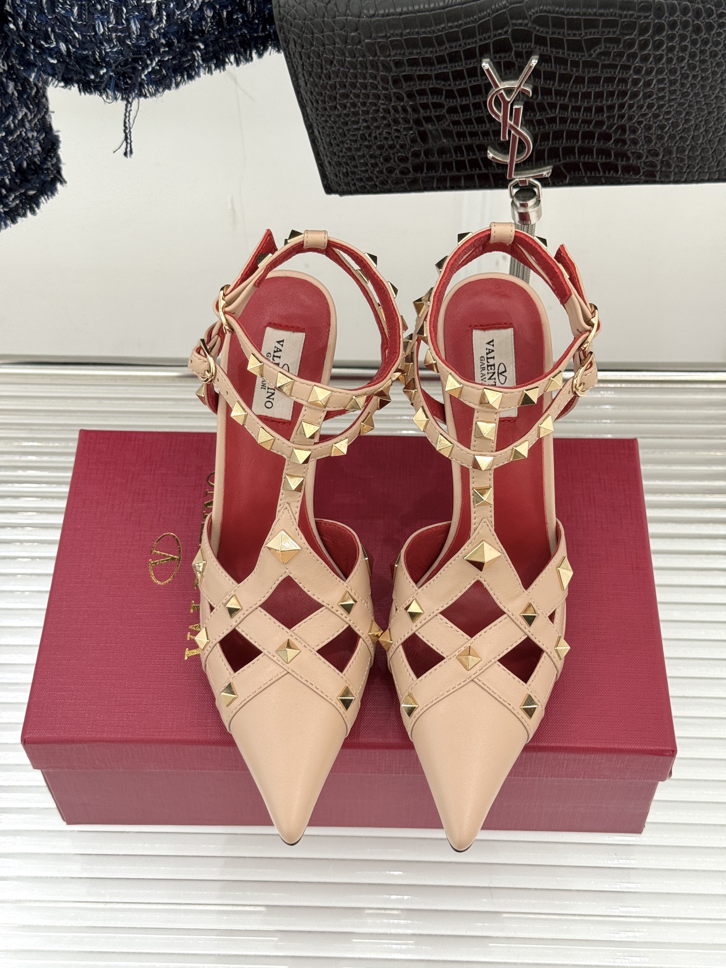 Valentino/华伦天奴26WF早春新品铆钉尖头高跟凉鞋当秀场的萤火之光邂逅标志性铆钉这双高跟凉鞋以