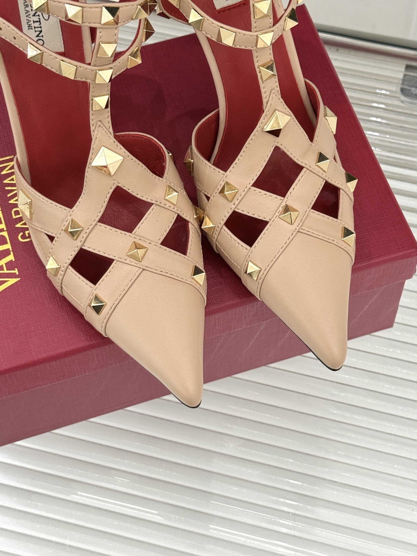 Valentino/华伦天奴26WF早春新品铆钉尖头高跟凉鞋当秀场的萤火之光邂逅标志性铆钉这双高跟凉鞋以