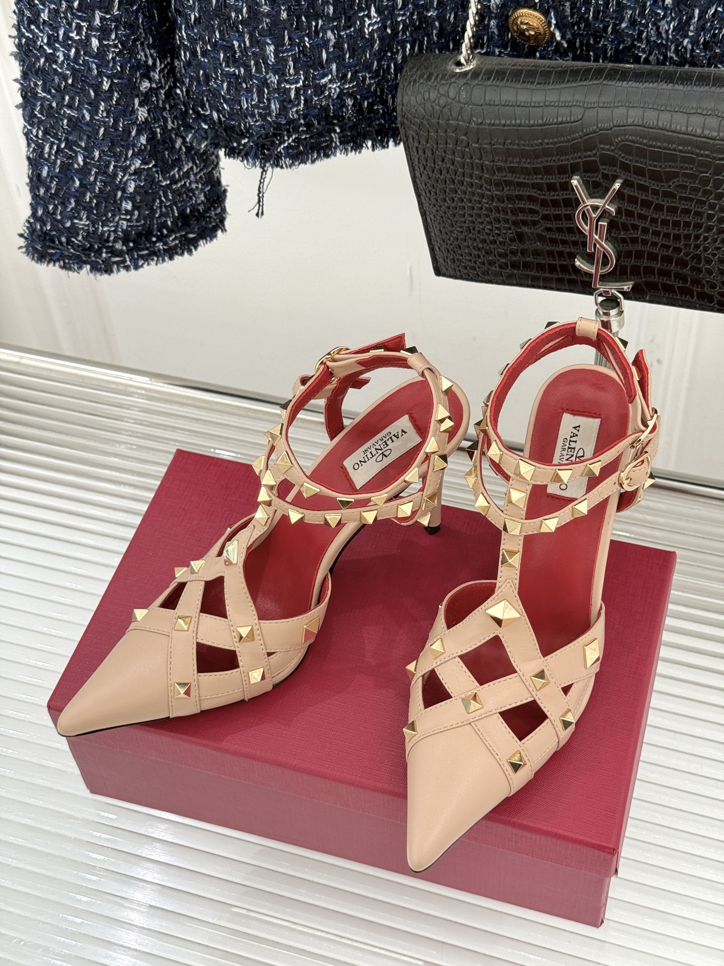 Valentino/华伦天奴26WF早春新品铆钉尖头高跟凉鞋当秀场的萤火之光邂逅标志性铆钉这双高跟凉鞋以