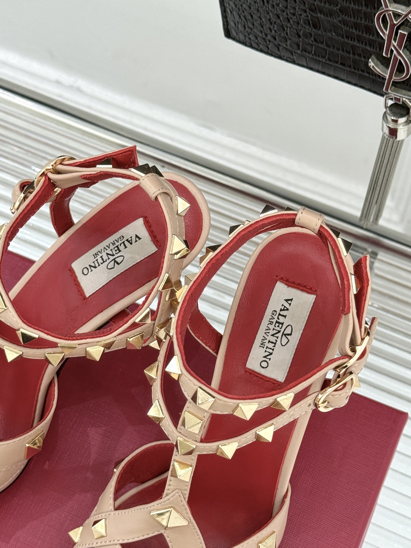 Valentino/华伦天奴26WF早春新品铆钉尖头高跟凉鞋当秀场的萤火之光邂逅标志性铆钉这双高跟凉鞋以