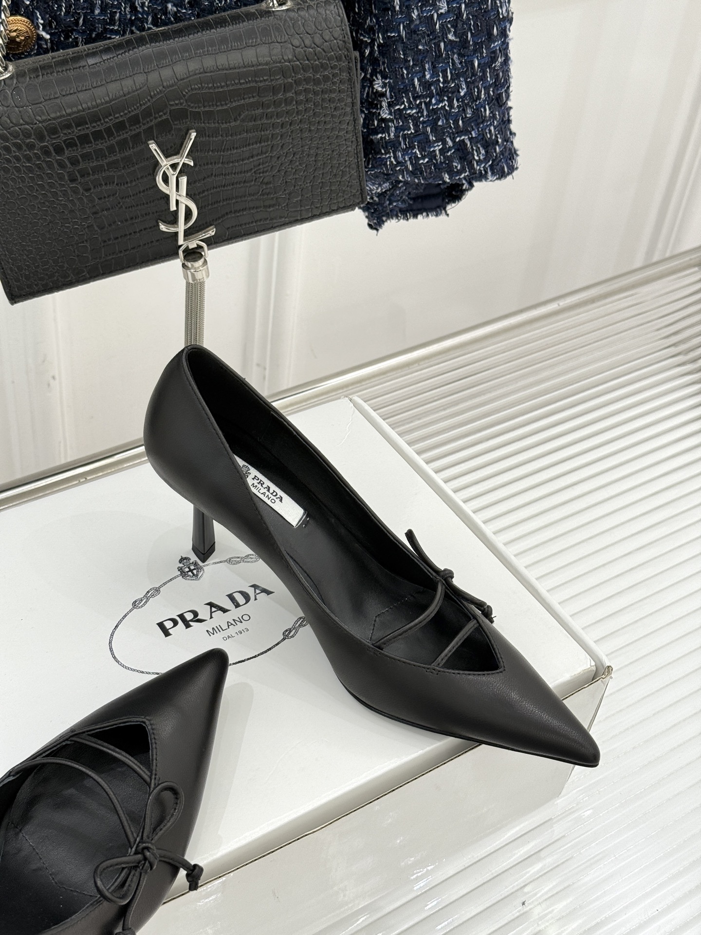 （要飞机盒加10）Prada/普拉达26WF早春新品尖头高跟鞋当亮橙色秀场的阳光穿透钢窗这双走秀高跟鞋踏