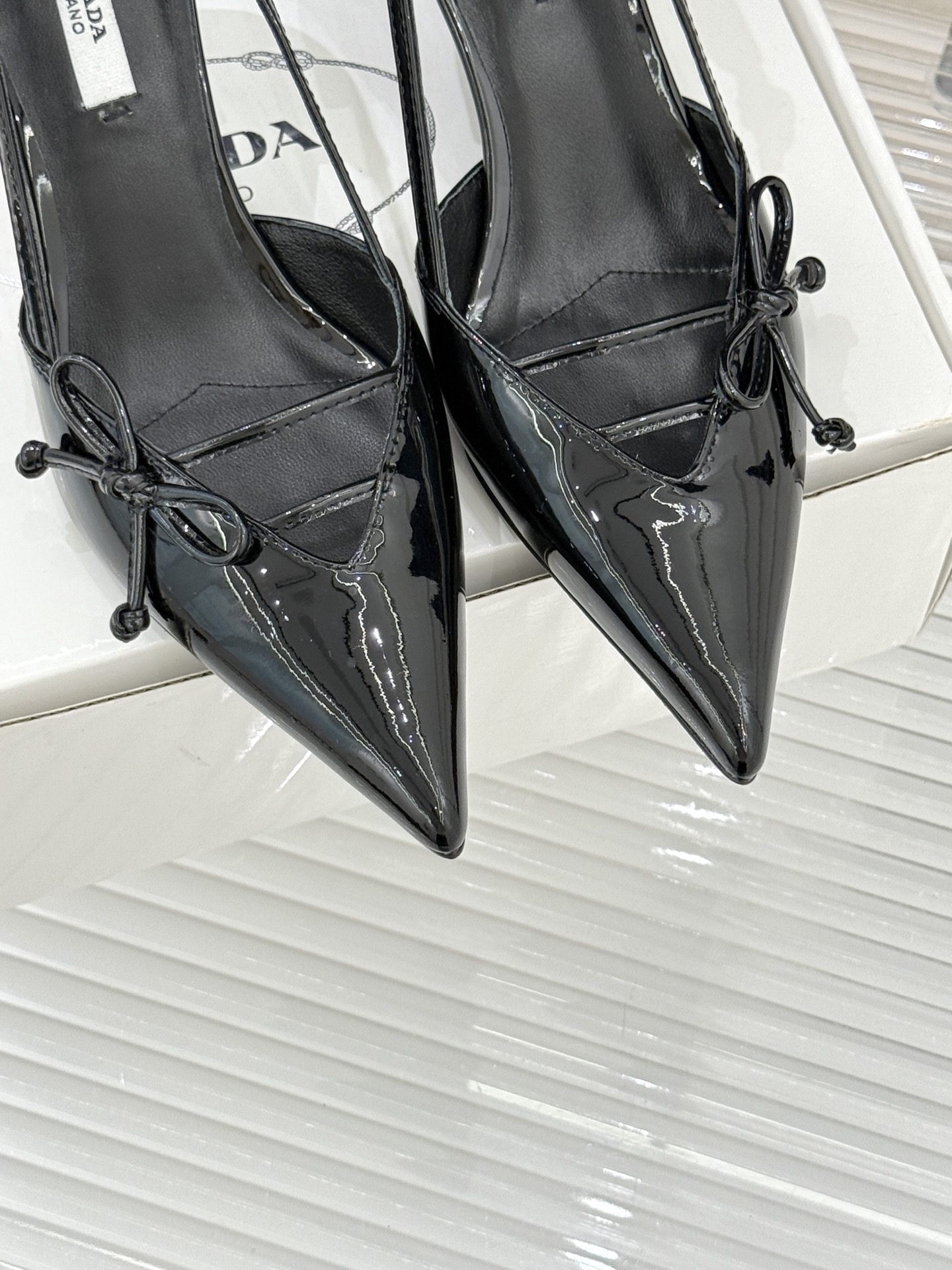 （要飞机盒加10）Prada/普拉达26WF早春新品尖头中空凉鞋高跟鞋当亮橙色秀场的阳光穿透钢窗这双走秀