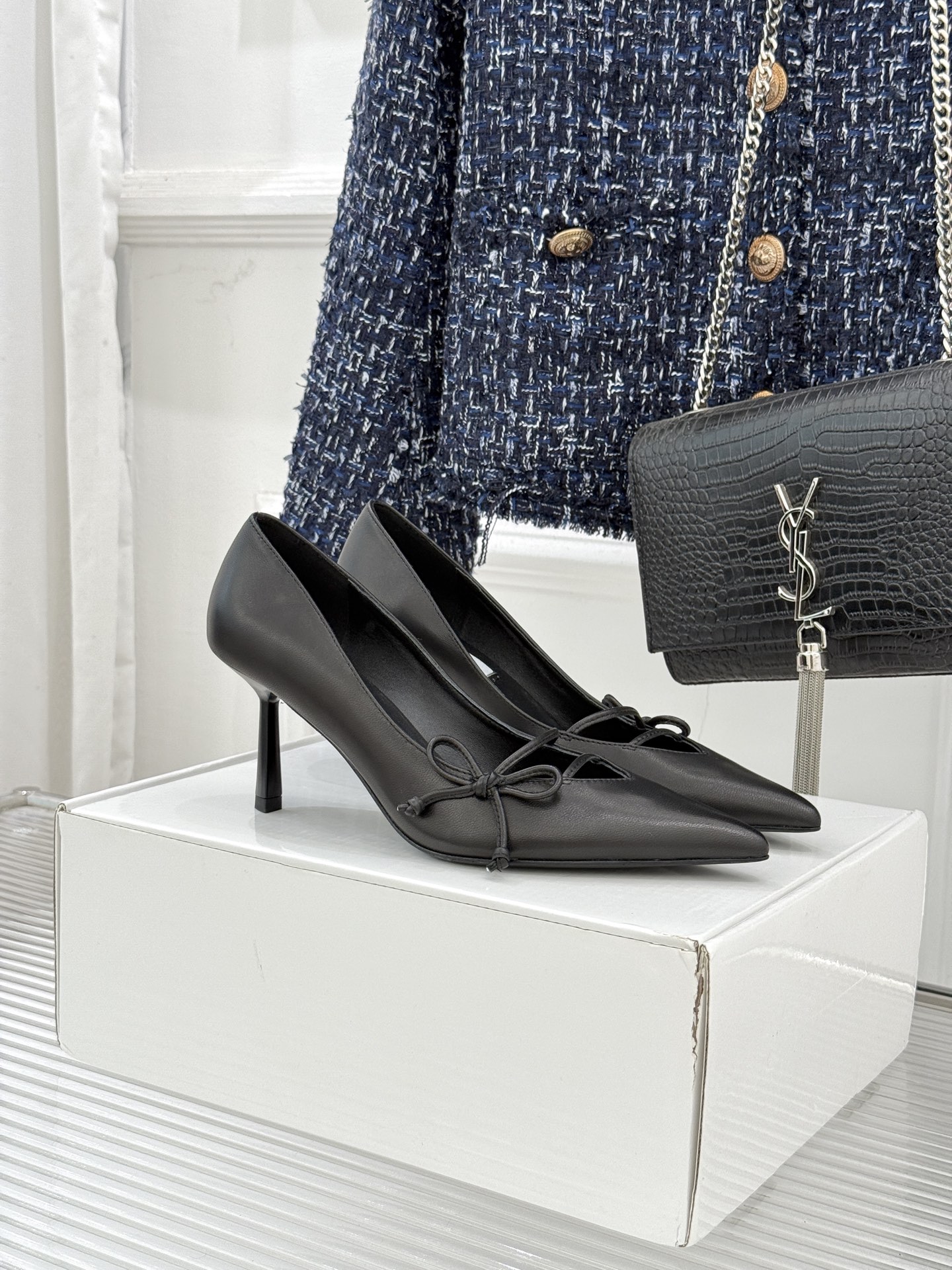 NO:694862,(Add 10 if you need an airplane box) Prada/Prada 26WF early spring new pointed-toe high-heeled shoes. When the bright orange show sunlight penetrates the steel window, this pair of catwalk high-heeled shoes comes out of the light. It uses 'constructed body' to deconstruct the established definition of elegance. The pointed-toe design is more than just an ingenious idea to lengthen the leg shape. The back strap and bow details find a balance between hardness and softness. It breaks away from the inertial perception of 'comfort is luxury' but uses the skin-friendly texture of sheepskin lining.  Realize the dual freedom of mind and body. From commuting suits to dinner dresses, it seamlessly adapts to multiple scenes, allowing women to switch between competence and femininity. Every time you step on the foot, the whisper of the metal logo and the ground is the resonance of pioneering design and daily functions. It is also the undefined confidence and edge of contemporary women. The fabric is made of original customized lambskin, and the lining of the toes is made of sheepskin. The genuine leather outsole imported from Italy  size35-39 (customized 40/41), high heels, prada, prada, high heels, skirts, business suit, sheepskin, Leather soles19860909（要飞机盒加10） Prada/普拉达26WF早春新品尖头高跟鞋 当亮橙色秀场的阳光穿透钢窗 这双走秀高跟鞋踏光而来 以“构筑之躯” 解构优雅的既定定义 尖头设计不止是拉长腿型的巧思 后饰带与蝴蝶结细节在刚柔之间找到平衡. 它挣脱了“舒适即奢侈”的惯性认知 却以羊皮内里的亲肤质感 实现心灵与身体的双重自由. 从通勤西装到晚宴礼裙 它无缝适配多元场景 让女性在干练与柔美中自主切换. 每一次落脚都是金属徽标与地面的轻语 是先锋设计与日常功能的共鸣 更是当代女性不被定义的底气与锋芒. 面料采用原版定制小羊皮 内里踮脚均为羊皮 意大利进口真皮大底 size35-39（40/41定制）,高跟鞋单鞋,prada,prada,high heels,skirts,business suit,sheepskin,Leather soles,Women's Shoes